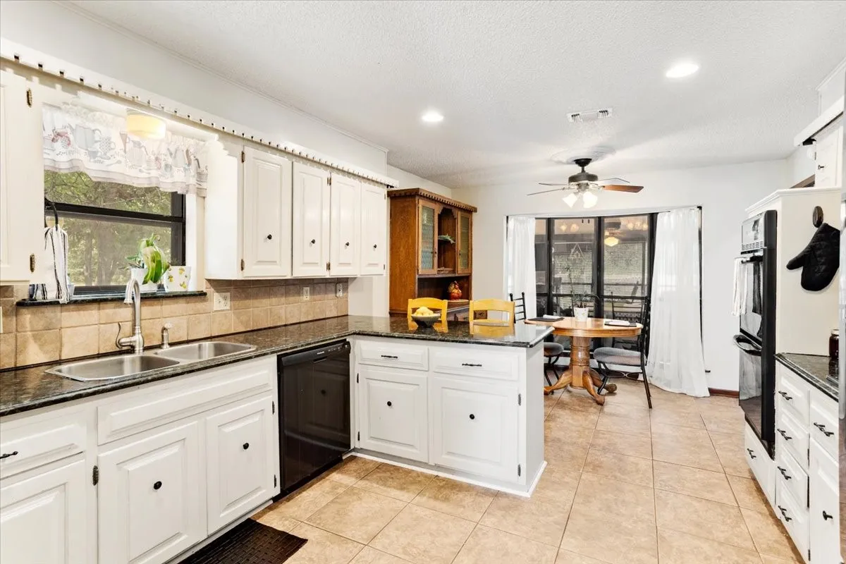 Single Family Residence For Sale in Grayson County , 110 Bois D Arc Street, Tom Bean, Texas 75491, 4 Bedroom, 3 Bathroom, 2 Garage spaces, 2,446 Sqft, built in 1976, mls#21345690, Real Estate Agent in Tom Bean, Homes For Sale in Grayson county, Homes For Sale in Tom Bean, Realtor in Tom Bean Texas, Real Estate Brokerage Independent Realty Texas, Luminita Cordes Realtor