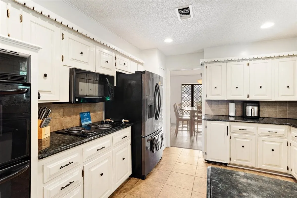 Single Family Residence For Sale in Grayson County , 110 Bois D Arc Street, Tom Bean, Texas 75491, 4 Bedroom, 3 Bathroom, 2 Garage spaces, 2,446 Sqft, built in 1976, mls#21345690, Real Estate Agent in Tom Bean, Homes For Sale in Grayson county, Homes For Sale in Tom Bean, Realtor in Tom Bean Texas, Real Estate Brokerage Independent Realty Texas, Luminita Cordes Realtor