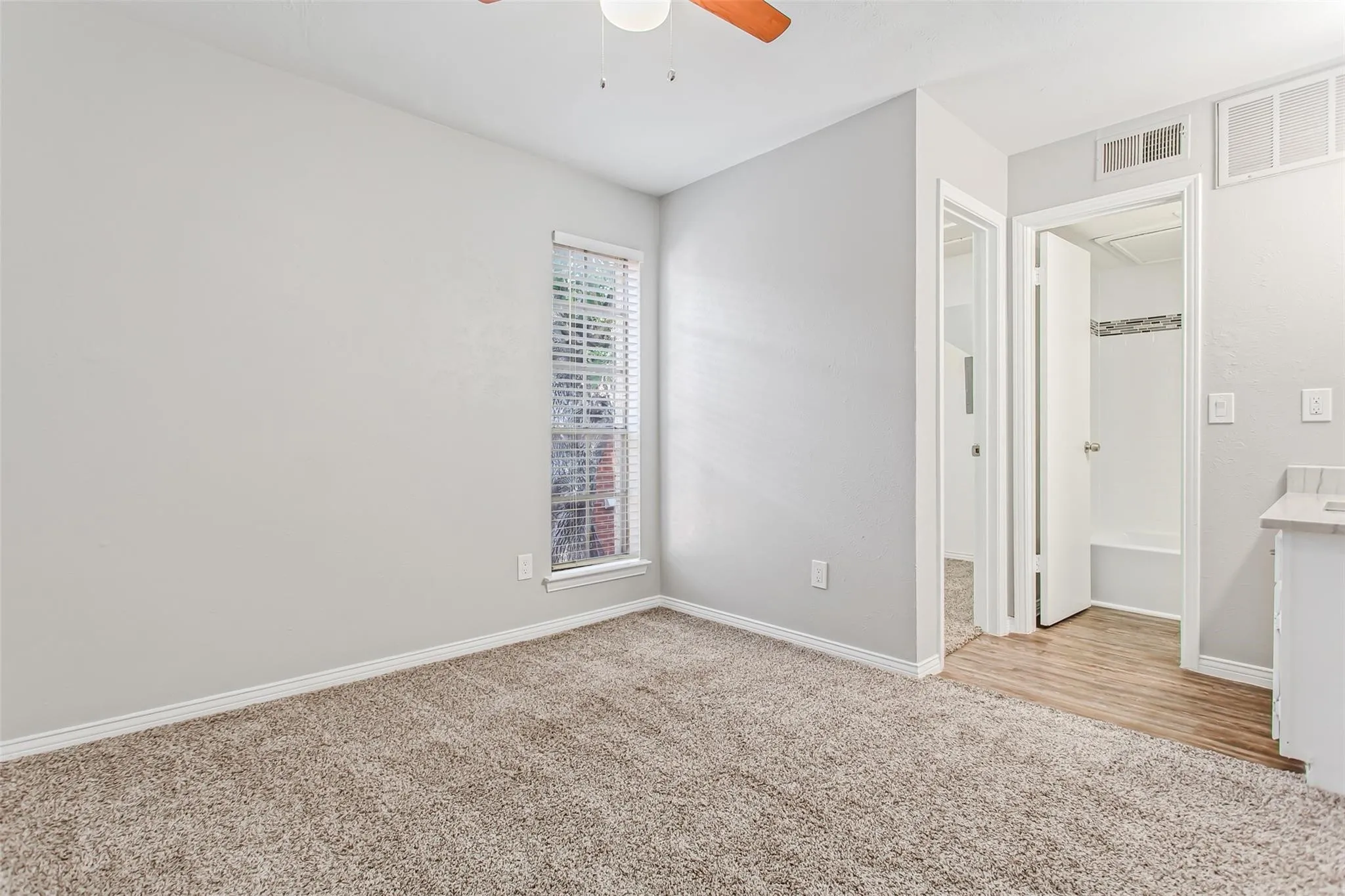 Apartment For Rent in Dallas County , 4319 Mckinney Avenue 203, Dallas, Texas 75205, 1 Bedroom, 1 Bathroom, Garage spaces, 600 Sqft, built in 1975, mls#21353886, Real Estate Agent in Dallas, Homes For Rent in Dallas county, Homes For Rent in Dallas, Realtor in Dallas Texas, Real Estate Brokerage Independent Realty Texas, Luminita Cordes Realtor