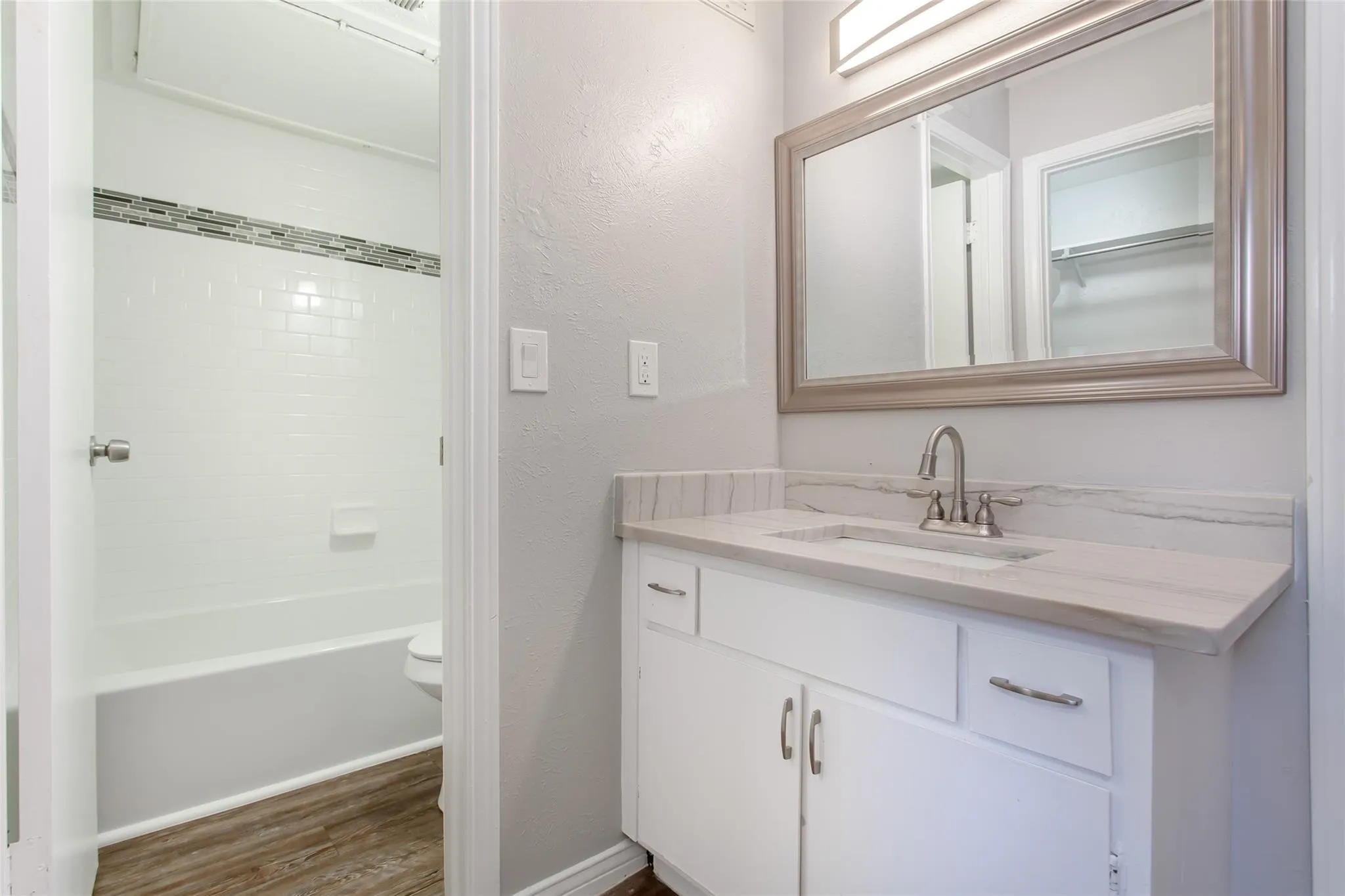 Apartment For Rent in Dallas County , 4319 Mckinney Avenue 203, Dallas, Texas 75205, 1 Bedroom, 1 Bathroom, Garage spaces, 600 Sqft, built in 1975, mls#21353886, Real Estate Agent in Dallas, Homes For Rent in Dallas county, Homes For Rent in Dallas, Realtor in Dallas Texas, Real Estate Brokerage Independent Realty Texas, Luminita Cordes Realtor
