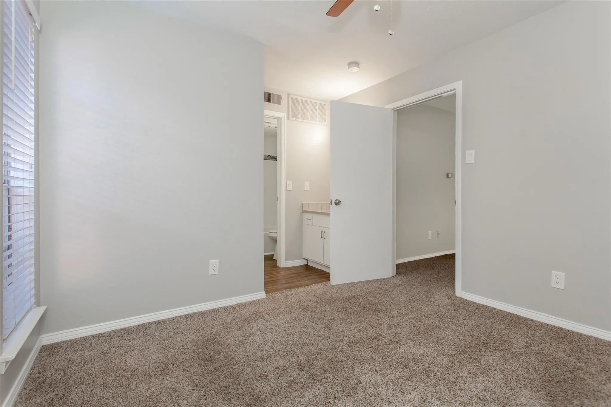 Apartment For Rent in Dallas County , 4319 Mckinney Avenue 203, Dallas, Texas 75205, 1 Bedroom, 1 Bathroom, Garage spaces, 600 Sqft, built in 1975, mls#21353886, Real Estate Agent in Dallas, Homes For Rent in Dallas county, Homes For Rent in Dallas, Realtor in Dallas Texas, Real Estate Brokerage Independent Realty Texas, Luminita Cordes Realtor