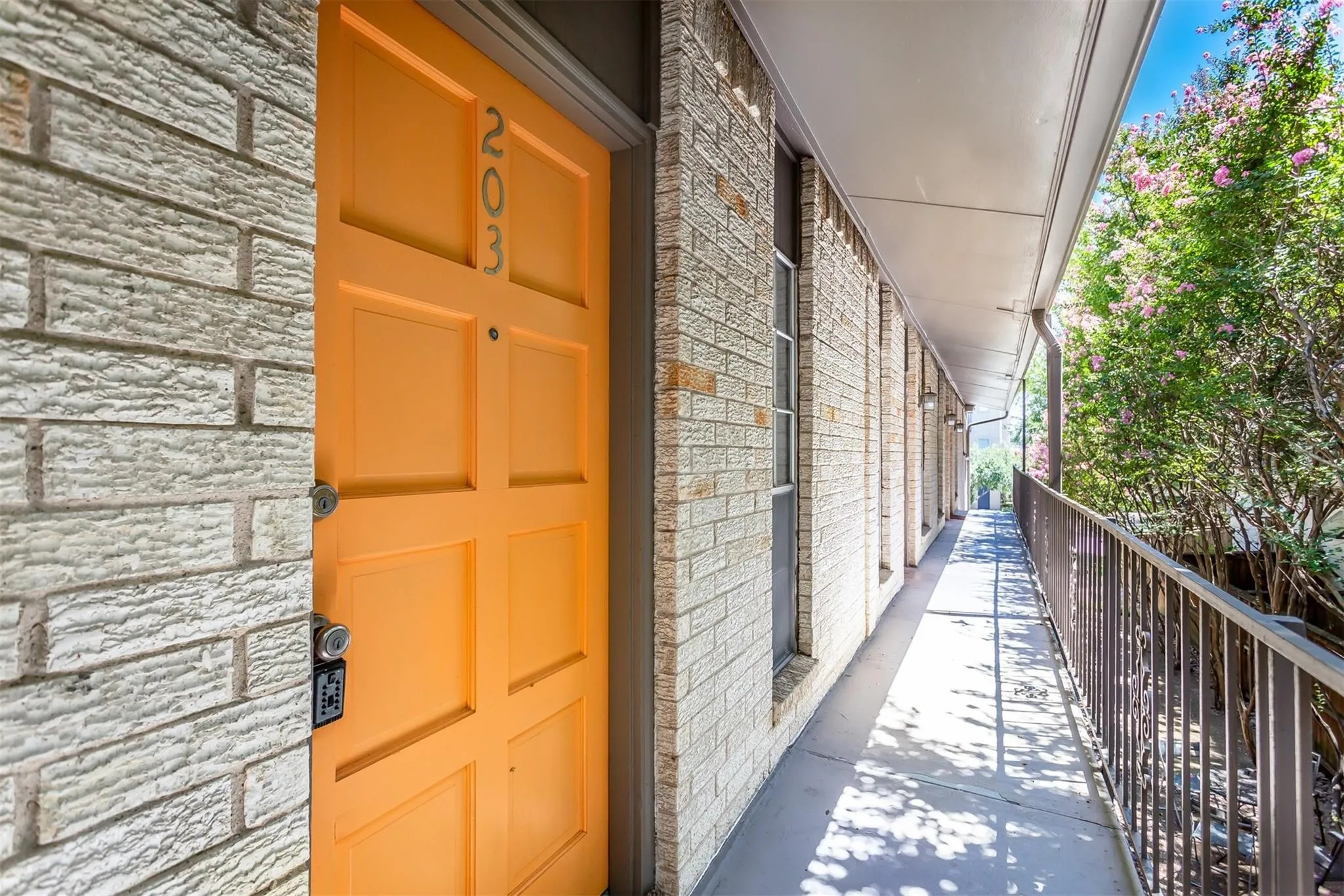 Apartment For Rent in Dallas County , 4319 Mckinney Avenue 203, Dallas, Texas 75205, 1 Bedroom, 1 Bathroom, Garage spaces, 600 Sqft, built in 1975, mls#21353886, Real Estate Agent in Dallas, Homes For Rent in Dallas county, Homes For Rent in Dallas, Realtor in Dallas Texas, Real Estate Brokerage Independent Realty Texas, Luminita Cordes Realtor