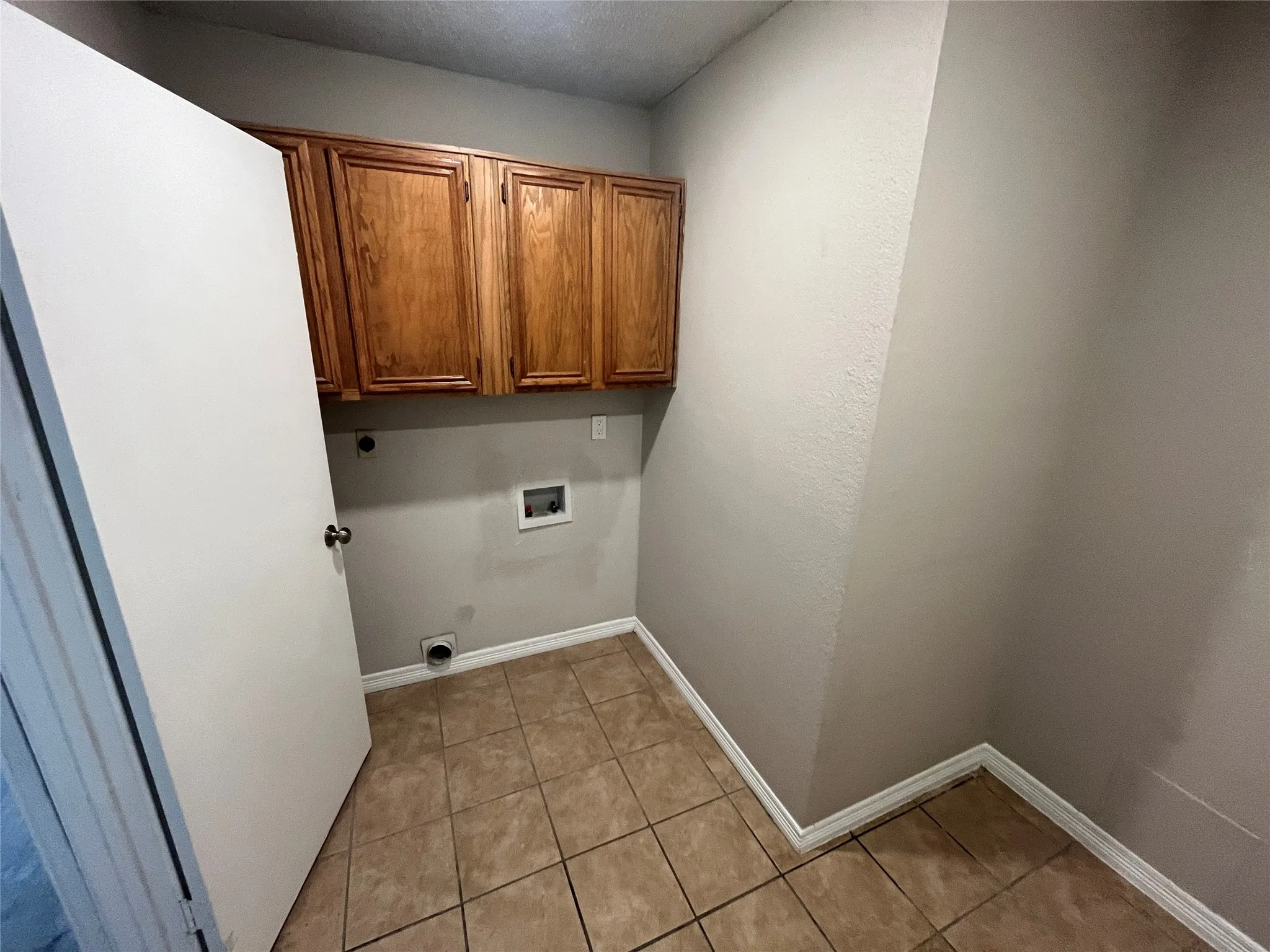 Tile flooring with a neutral finish