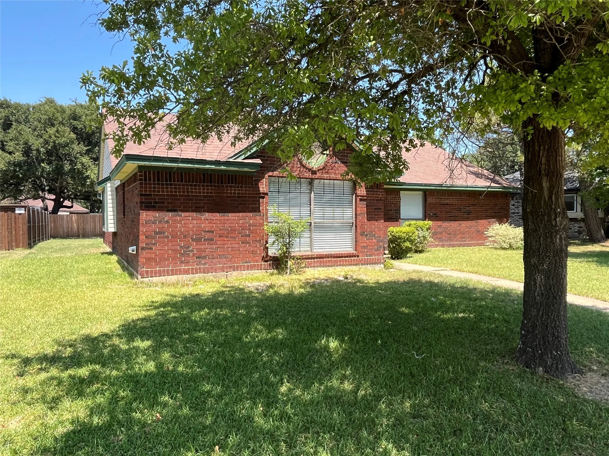 Single Family Residence For Rent in Dallas County , 2405 Brookside Drive, Rowlett, Texas 75088, 3 Bedroom, 2 Bathroom, 2 Garage spaces, 1,420 Sqft, built in 1987, mls#21337215, Real Estate Agent in Rowlett, Homes For Rent in Dallas county, Homes For Rent in Rowlett, Realtor in Rowlett Texas, Real Estate Brokerage Independent Realty Texas, Luminita Cordes Realtor
