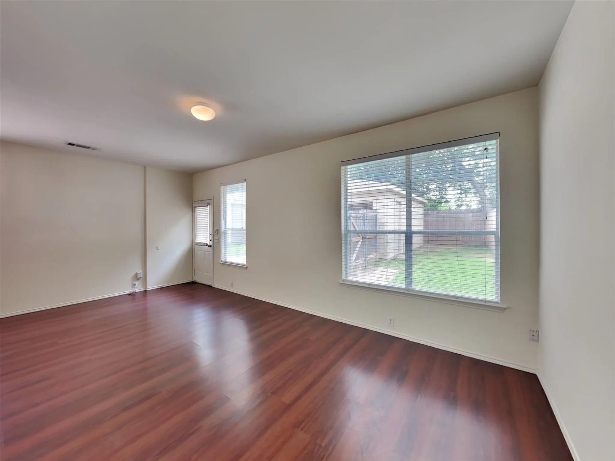 Townhouse For Sale in Tarrant County , 10661 Traymore Drive, Fort Worth, Texas 76244, 3 Bedroom, 3 Bathroom, 2 Garage spaces, 1,468 Sqft, built in 2006, mls#21354205, Real Estate Agent in Fort Worth, Homes For Sale in Tarrant county, Homes For Sale in Fort Worth, Realtor in Fort Worth Texas, Real Estate Brokerage Independent Realty Texas, Luminita Cordes Realtor