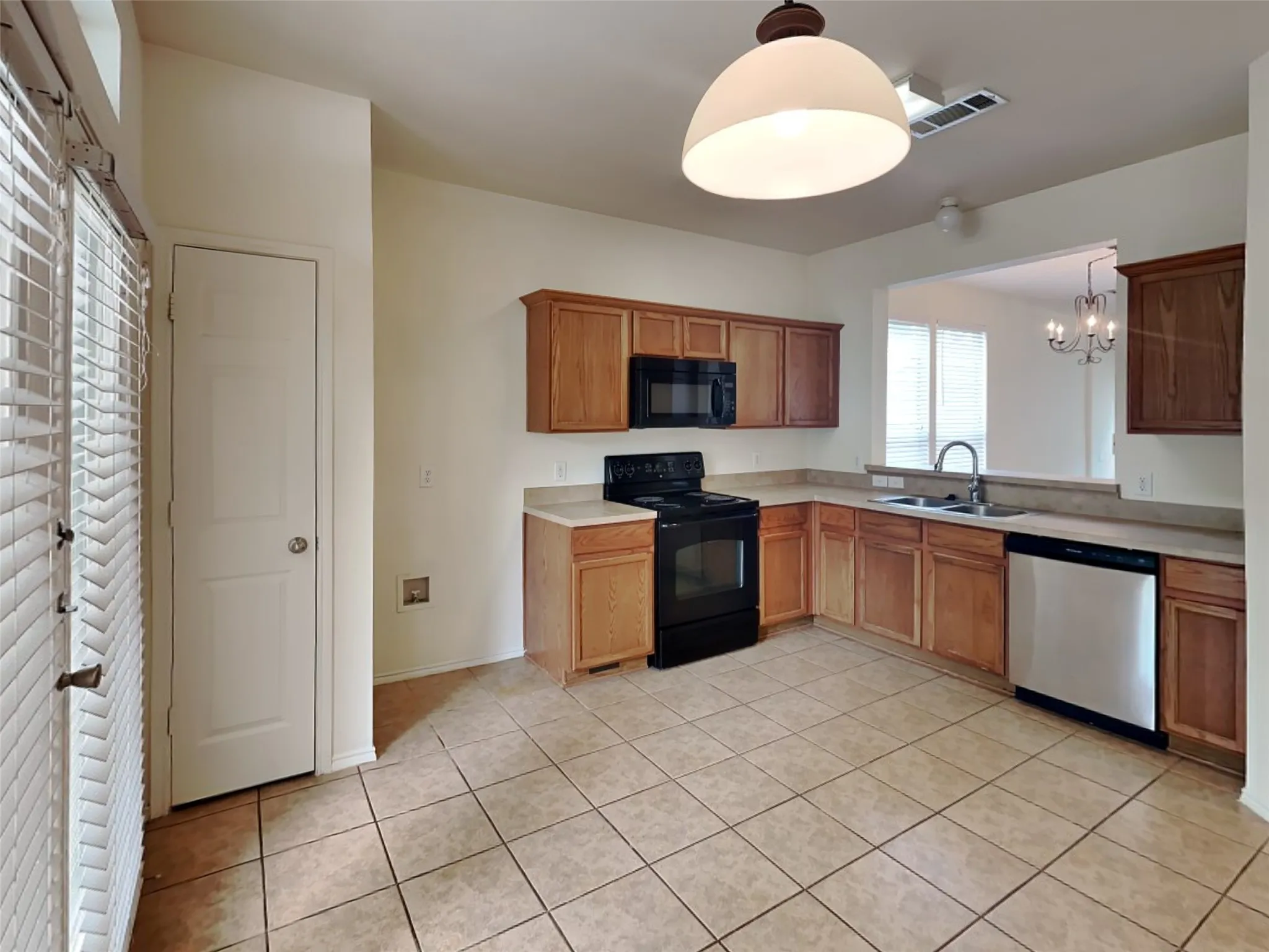 Townhouse For Sale in Tarrant County , 10661 Traymore Drive, Fort Worth, Texas 76244, 3 Bedroom, 3 Bathroom, 2 Garage spaces, 1,468 Sqft, built in 2006, mls#21354205, Real Estate Agent in Fort Worth, Homes For Sale in Tarrant county, Homes For Sale in Fort Worth, Realtor in Fort Worth Texas, Real Estate Brokerage Independent Realty Texas, Luminita Cordes Realtor
