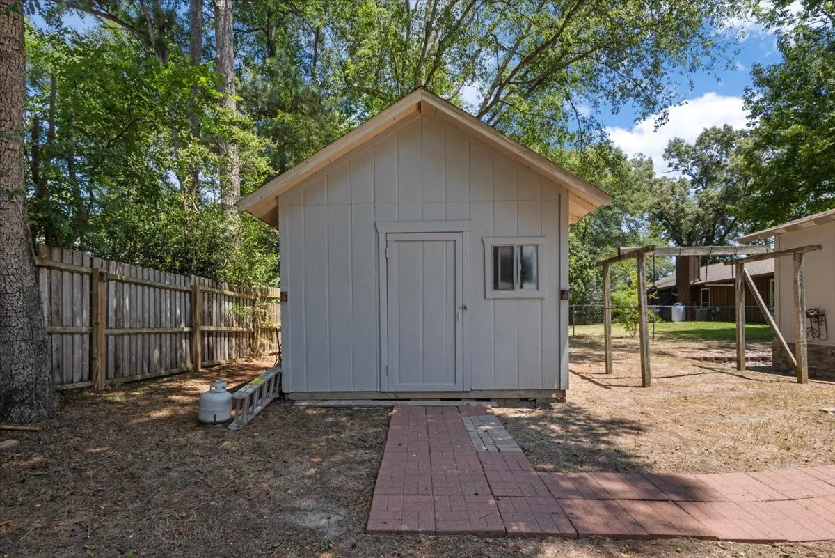 Single Family Residence For Sale in Smith County , 1513 W Tanglewood Drive, Hideaway, Texas 75771, 3 Bedroom, 1 Bathroom, Garage spaces, 1,140 Sqft, built in 1969, mls#21353272, Real Estate Agent in Hideaway, Homes For Sale in Smith county, Homes For Sale in Hideaway, Realtor in Hideaway Texas, Real Estate Brokerage Independent Realty Texas, Luminita Cordes Realtor