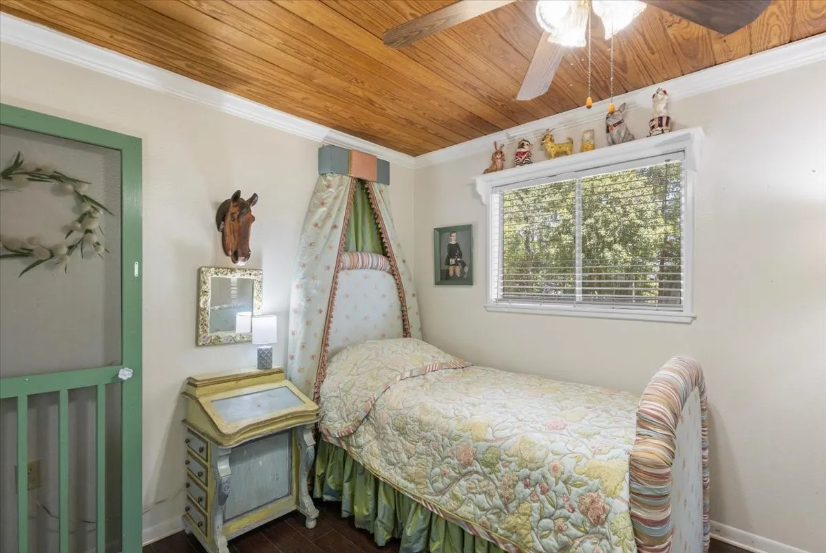 Single Family Residence For Sale in Smith County , 1513 W Tanglewood Drive, Hideaway, Texas 75771, 3 Bedroom, 1 Bathroom, Garage spaces, 1,140 Sqft, built in 1969, mls#21353272, Real Estate Agent in Hideaway, Homes For Sale in Smith county, Homes For Sale in Hideaway, Realtor in Hideaway Texas, Real Estate Brokerage Independent Realty Texas, Luminita Cordes Realtor