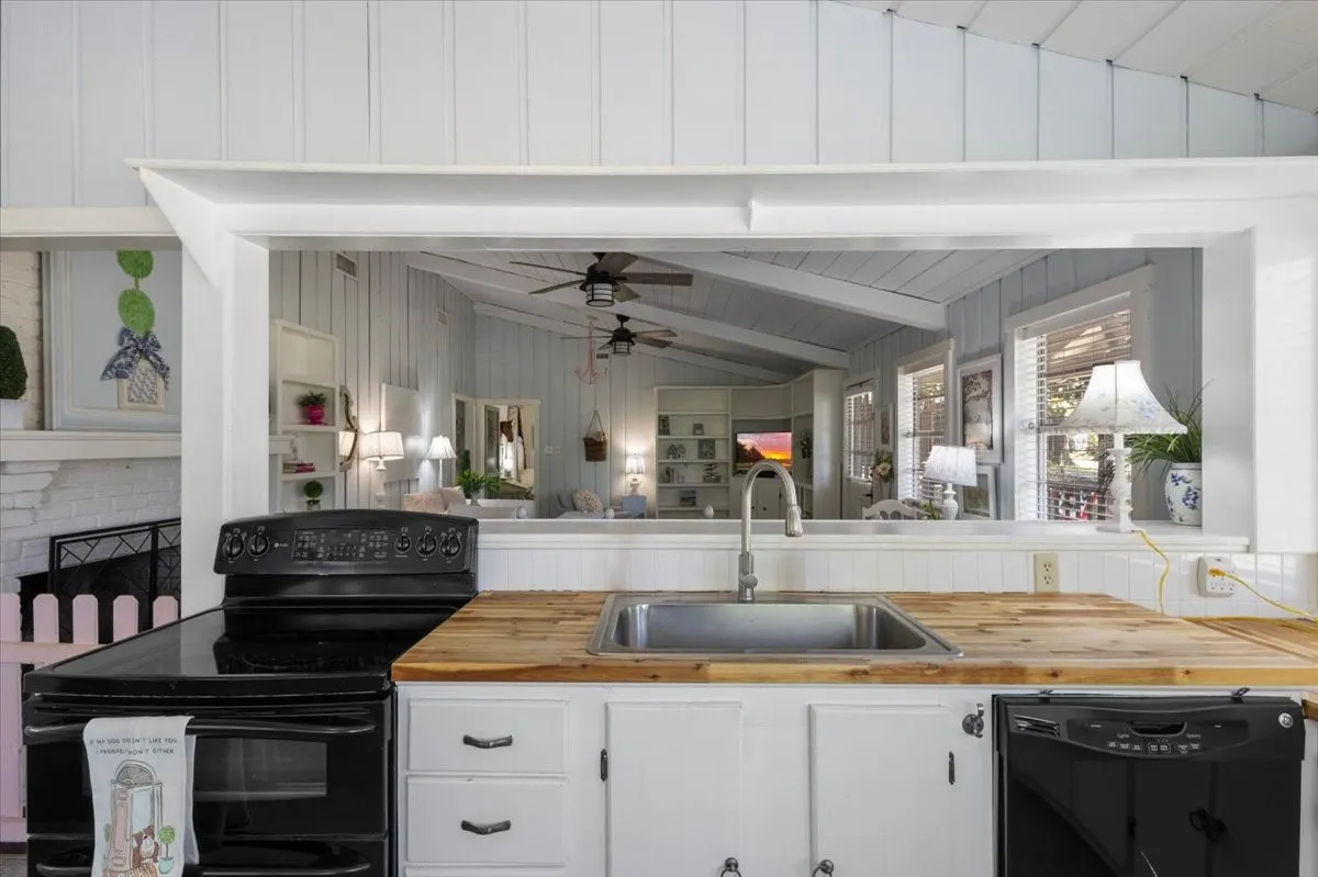 Single Family Residence For Sale in Smith County , 1513 W Tanglewood Drive, Hideaway, Texas 75771, 3 Bedroom, 1 Bathroom, Garage spaces, 1,140 Sqft, built in 1969, mls#21353272, Real Estate Agent in Hideaway, Homes For Sale in Smith county, Homes For Sale in Hideaway, Realtor in Hideaway Texas, Real Estate Brokerage Independent Realty Texas, Luminita Cordes Realtor