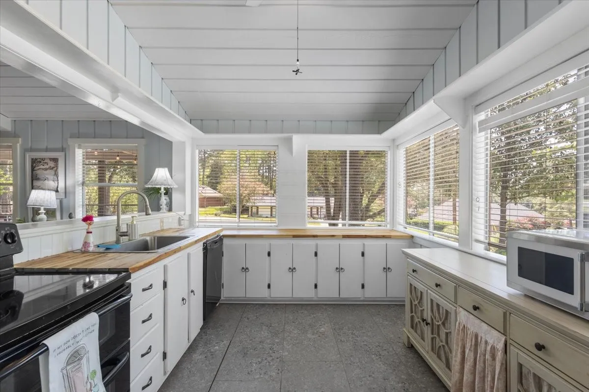 Single Family Residence For Sale in Smith County , 1513 W Tanglewood Drive, Hideaway, Texas 75771, 3 Bedroom, 1 Bathroom, Garage spaces, 1,140 Sqft, built in 1969, mls#21353272, Real Estate Agent in Hideaway, Homes For Sale in Smith county, Homes For Sale in Hideaway, Realtor in Hideaway Texas, Real Estate Brokerage Independent Realty Texas, Luminita Cordes Realtor
