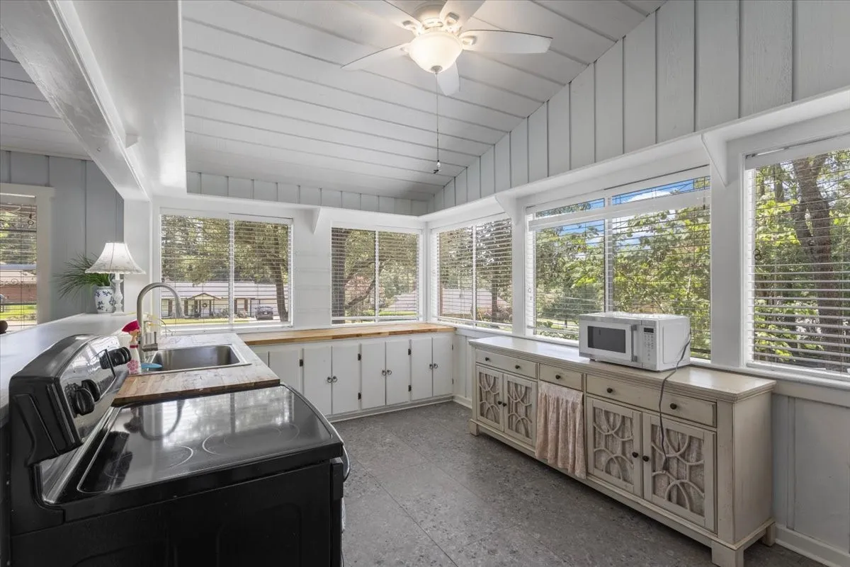 Single Family Residence For Sale in Smith County , 1513 W Tanglewood Drive, Hideaway, Texas 75771, 3 Bedroom, 1 Bathroom, Garage spaces, 1,140 Sqft, built in 1969, mls#21353272, Real Estate Agent in Hideaway, Homes For Sale in Smith county, Homes For Sale in Hideaway, Realtor in Hideaway Texas, Real Estate Brokerage Independent Realty Texas, Luminita Cordes Realtor