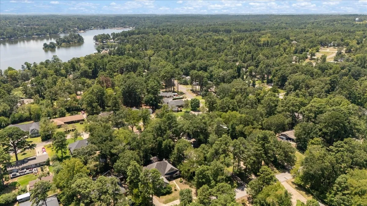 Single Family Residence For Sale in Smith County , 1513 W Tanglewood Drive, Hideaway, Texas 75771, 3 Bedroom, 1 Bathroom, Garage spaces, 1,140 Sqft, built in 1969, mls#21353272, Real Estate Agent in Hideaway, Homes For Sale in Smith county, Homes For Sale in Hideaway, Realtor in Hideaway Texas, Real Estate Brokerage Independent Realty Texas, Luminita Cordes Realtor