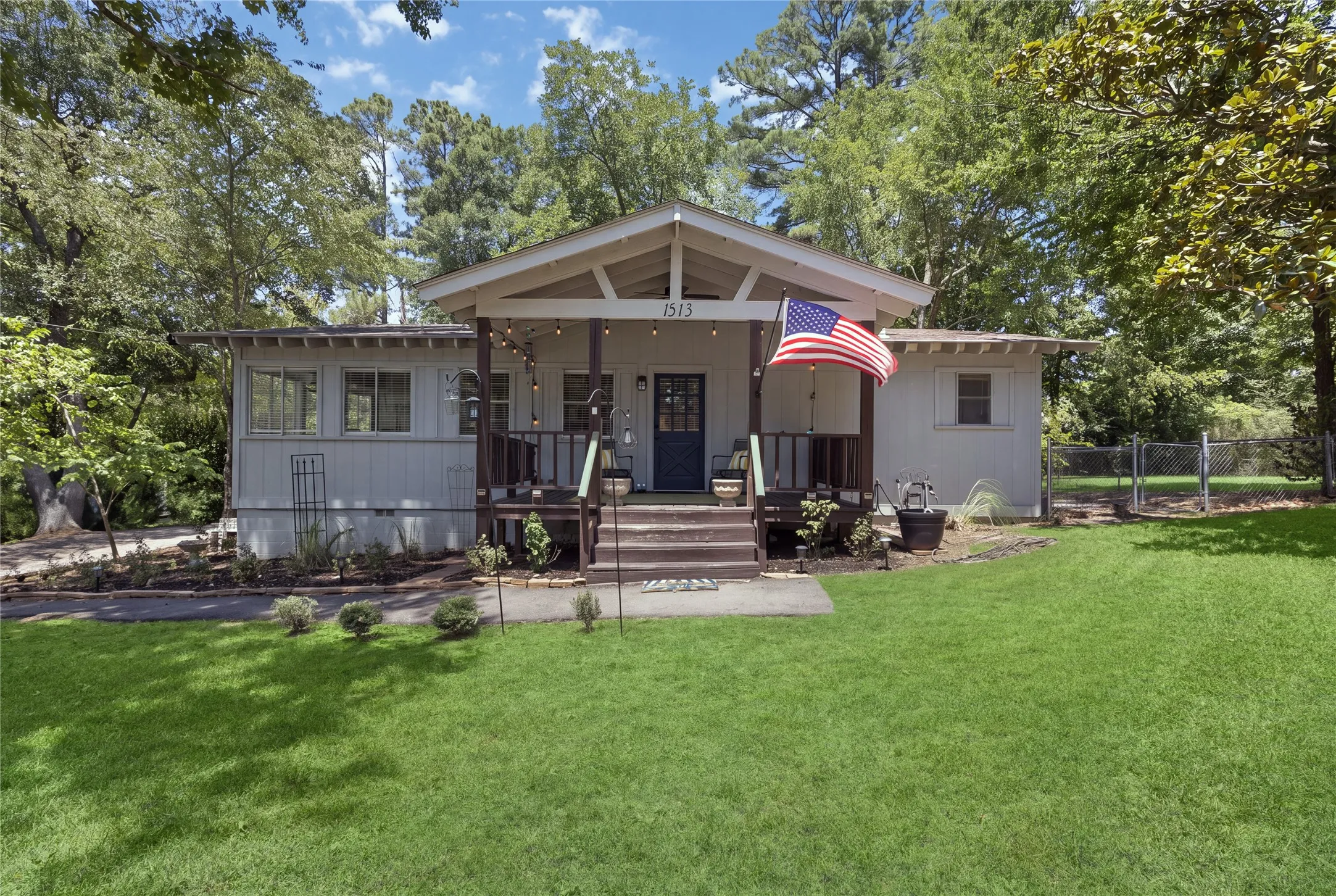 Single Family Residence For Sale in Smith County , 1513 W Tanglewood Drive, Hideaway, Texas 75771, 3 Bedroom, 1 Bathroom, Garage spaces, 1,140 Sqft, built in 1969, mls#21353272, Real Estate Agent in Hideaway, Homes For Sale in Smith county, Homes For Sale in Hideaway, Realtor in Hideaway Texas, Real Estate Brokerage Independent Realty Texas, Luminita Cordes Realtor