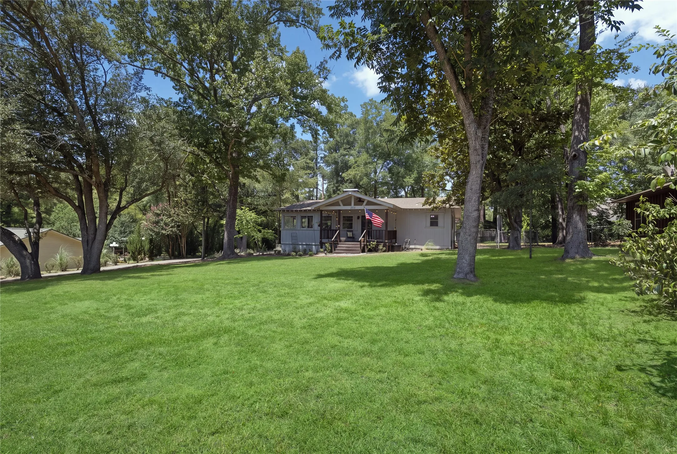 Single Family Residence For Sale in Smith County , 1513 W Tanglewood Drive, Hideaway, Texas 75771, 3 Bedroom, 1 Bathroom, Garage spaces, 1,140 Sqft, built in 1969, mls#21353272, Real Estate Agent in Hideaway, Homes For Sale in Smith county, Homes For Sale in Hideaway, Realtor in Hideaway Texas, Real Estate Brokerage Independent Realty Texas, Luminita Cordes Realtor