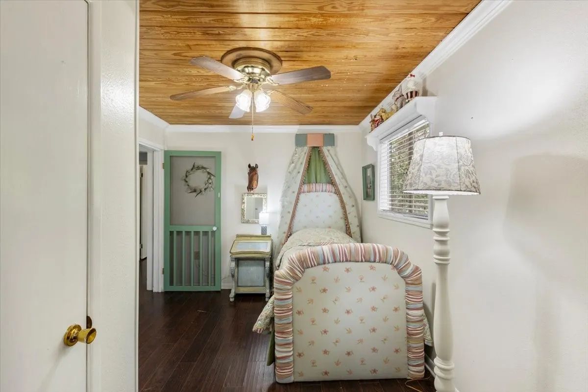Single Family Residence For Sale in Smith County , 1513 W Tanglewood Drive, Hideaway, Texas 75771, 3 Bedroom, 1 Bathroom, Garage spaces, 1,140 Sqft, built in 1969, mls#21353272, Real Estate Agent in Hideaway, Homes For Sale in Smith county, Homes For Sale in Hideaway, Realtor in Hideaway Texas, Real Estate Brokerage Independent Realty Texas, Luminita Cordes Realtor