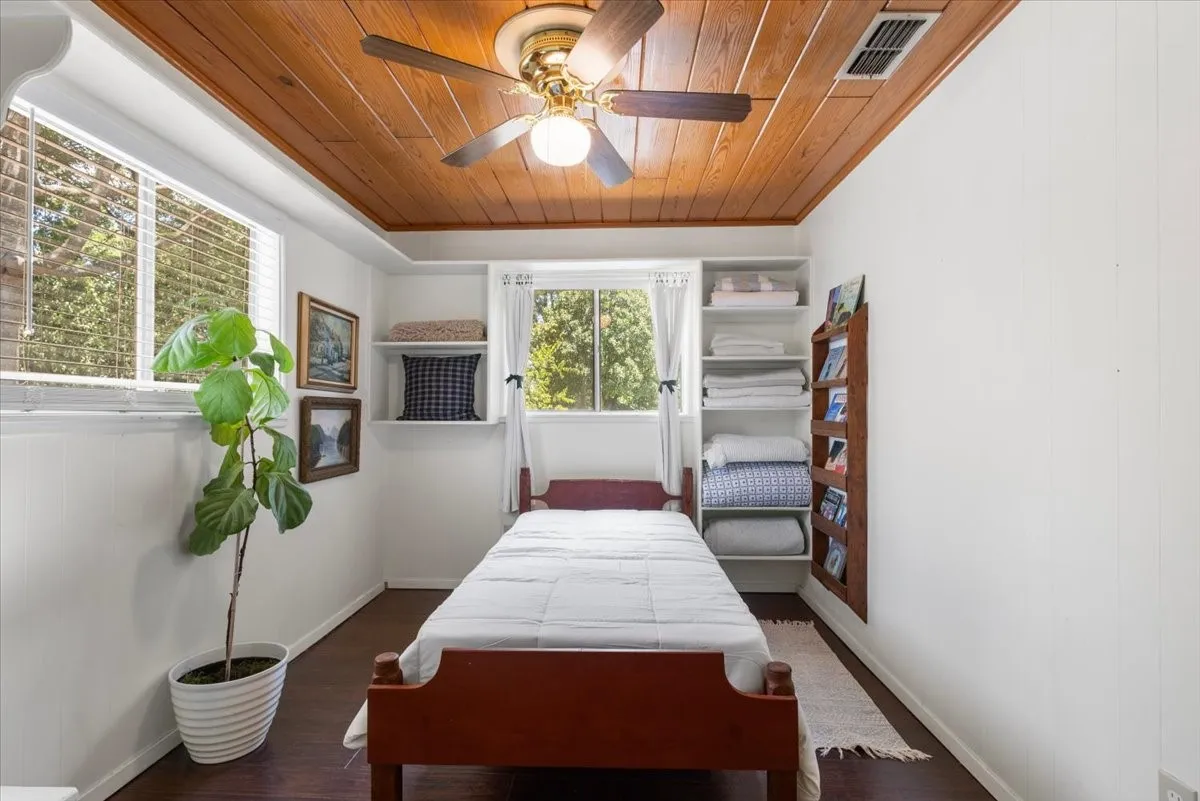 Single Family Residence For Sale in Smith County , 1513 W Tanglewood Drive, Hideaway, Texas 75771, 3 Bedroom, 1 Bathroom, Garage spaces, 1,140 Sqft, built in 1969, mls#21353272, Real Estate Agent in Hideaway, Homes For Sale in Smith county, Homes For Sale in Hideaway, Realtor in Hideaway Texas, Real Estate Brokerage Independent Realty Texas, Luminita Cordes Realtor