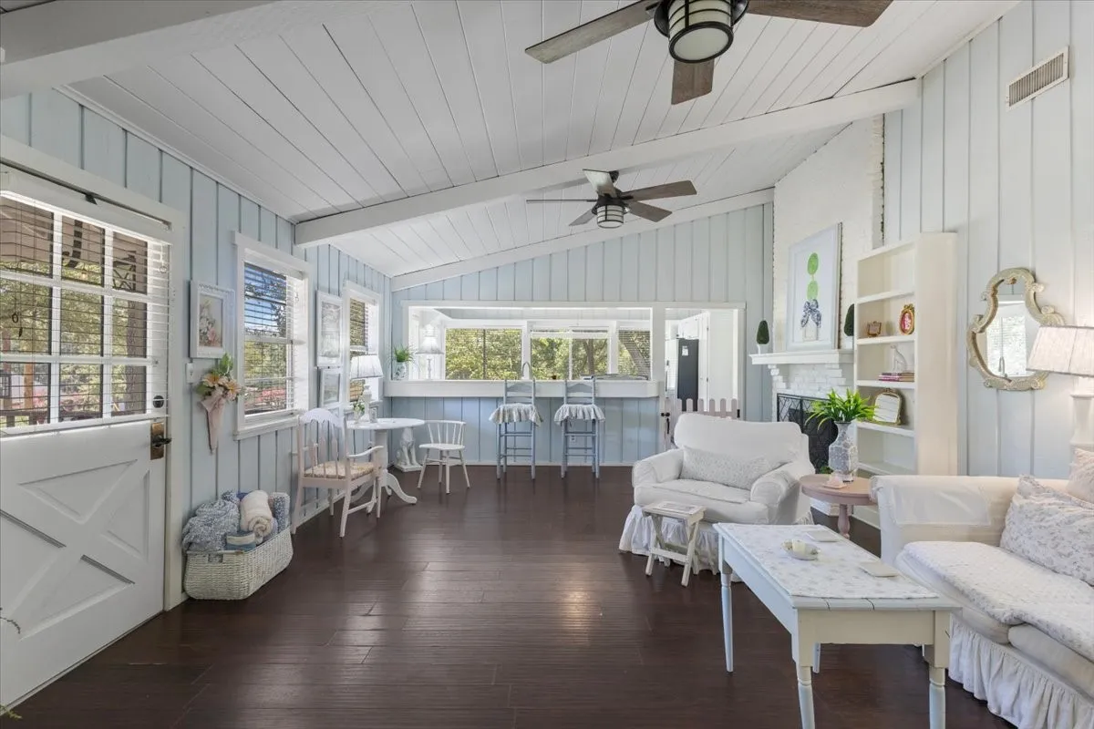 Single Family Residence For Sale in Smith County , 1513 W Tanglewood Drive, Hideaway, Texas 75771, 3 Bedroom, 1 Bathroom, Garage spaces, 1,140 Sqft, built in 1969, mls#21353272, Real Estate Agent in Hideaway, Homes For Sale in Smith county, Homes For Sale in Hideaway, Realtor in Hideaway Texas, Real Estate Brokerage Independent Realty Texas, Luminita Cordes Realtor