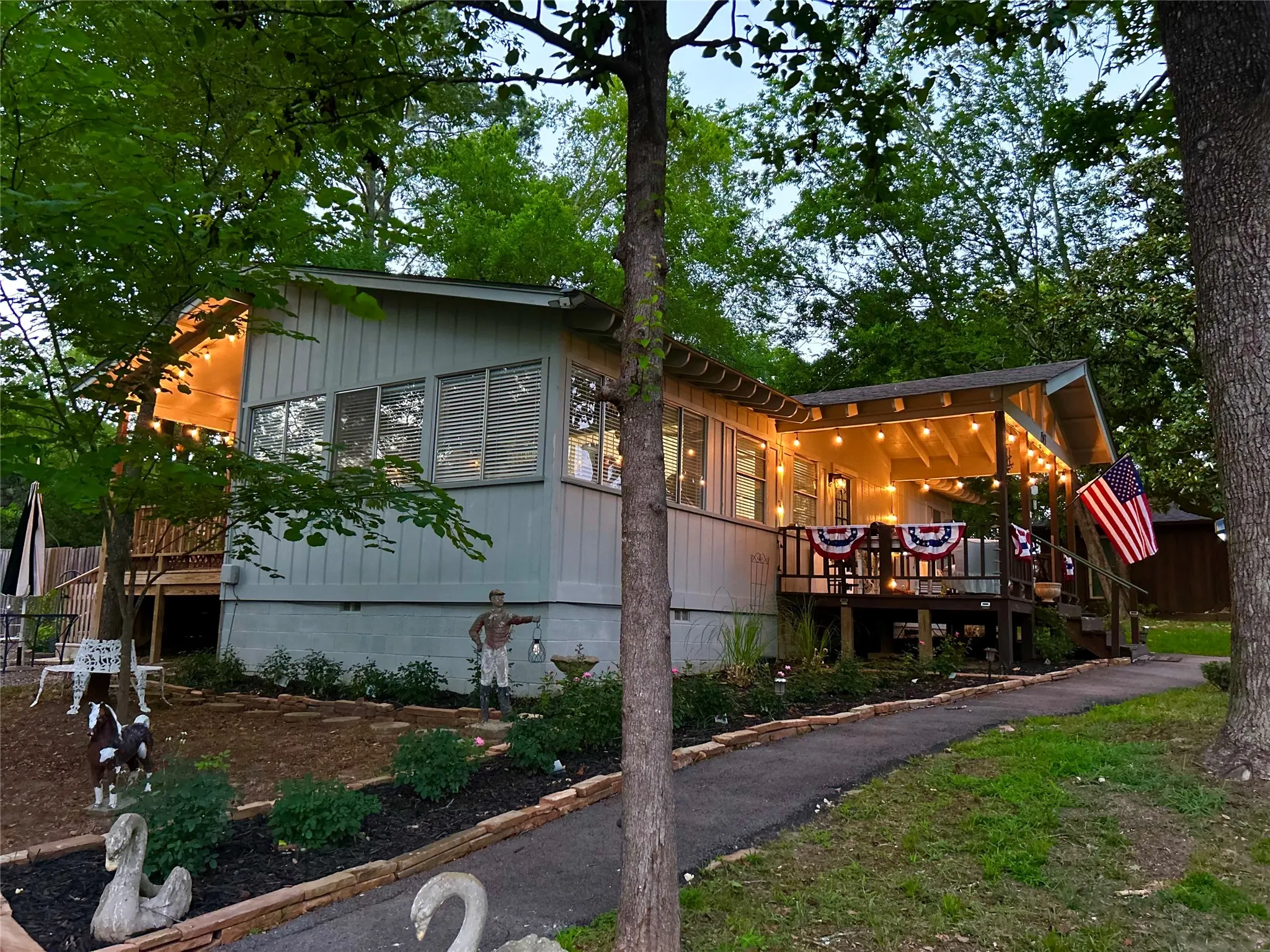 Single Family Residence For Sale in Smith County , 1513 W Tanglewood Drive, Hideaway, Texas 75771, 3 Bedroom, 1 Bathroom, Garage spaces, 1,140 Sqft, built in 1969, mls#21353272, Real Estate Agent in Hideaway, Homes For Sale in Smith county, Homes For Sale in Hideaway, Realtor in Hideaway Texas, Real Estate Brokerage Independent Realty Texas, Luminita Cordes Realtor