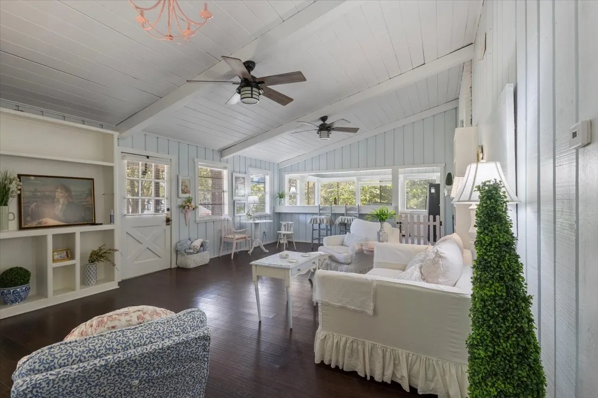 Single Family Residence For Sale in Smith County , 1513 W Tanglewood Drive, Hideaway, Texas 75771, 3 Bedroom, 1 Bathroom, Garage spaces, 1,140 Sqft, built in 1969, mls#21353272, Real Estate Agent in Hideaway, Homes For Sale in Smith county, Homes For Sale in Hideaway, Realtor in Hideaway Texas, Real Estate Brokerage Independent Realty Texas, Luminita Cordes Realtor