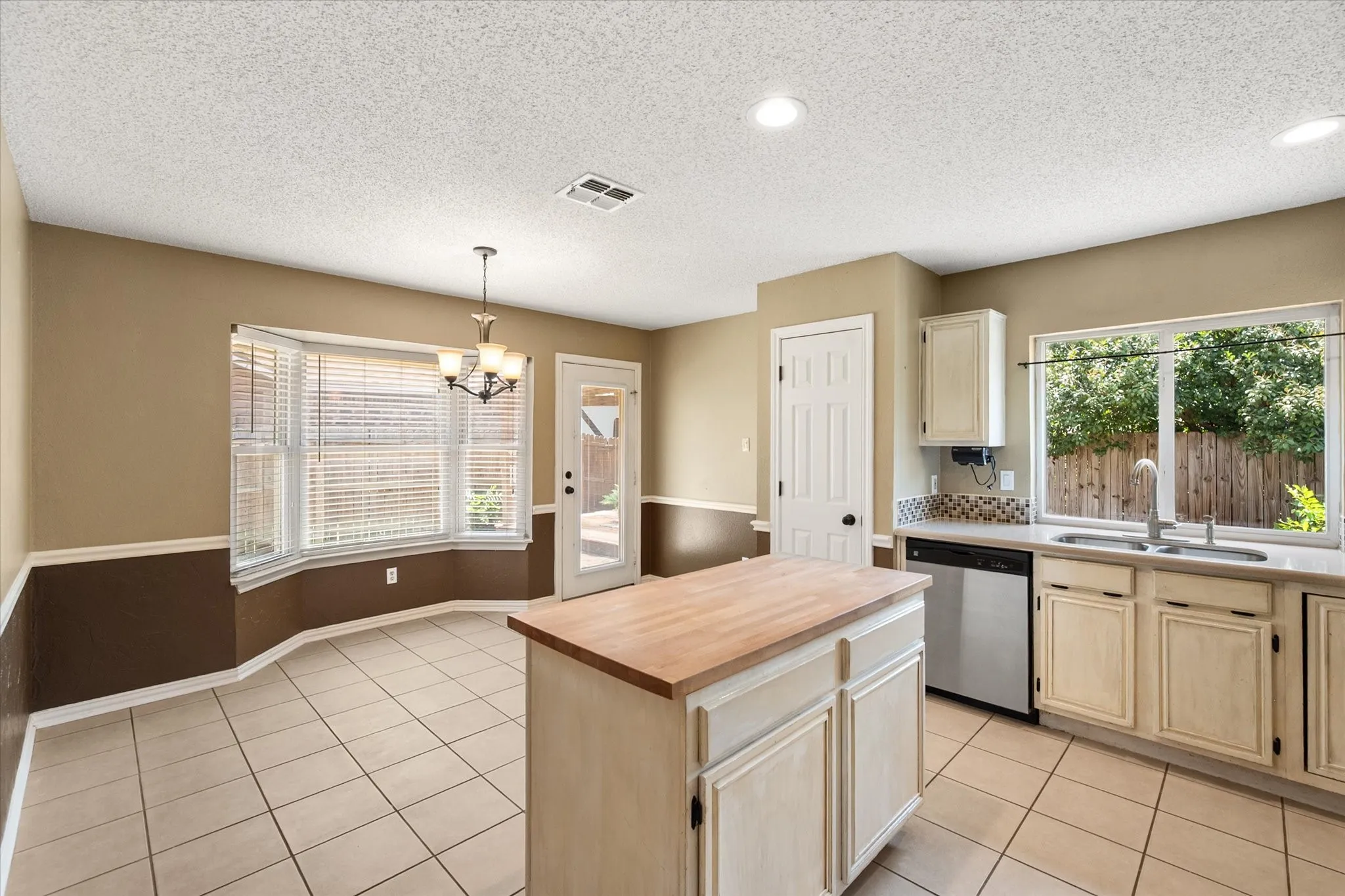 Single Family Residence For Sale in Tarrant County , 4209 Worth Forest Drive, Arlington, Texas 76016, 3 Bedroom, 2 Bathroom, 1 Garage spaces, 1,443 Sqft, built in 1989, mls#21353875, Real Estate Agent in Arlington, Homes For Sale in Tarrant county, Homes For Sale in Arlington, Realtor in Arlington Texas, Real Estate Brokerage Independent Realty Texas, Luminita Cordes Realtor