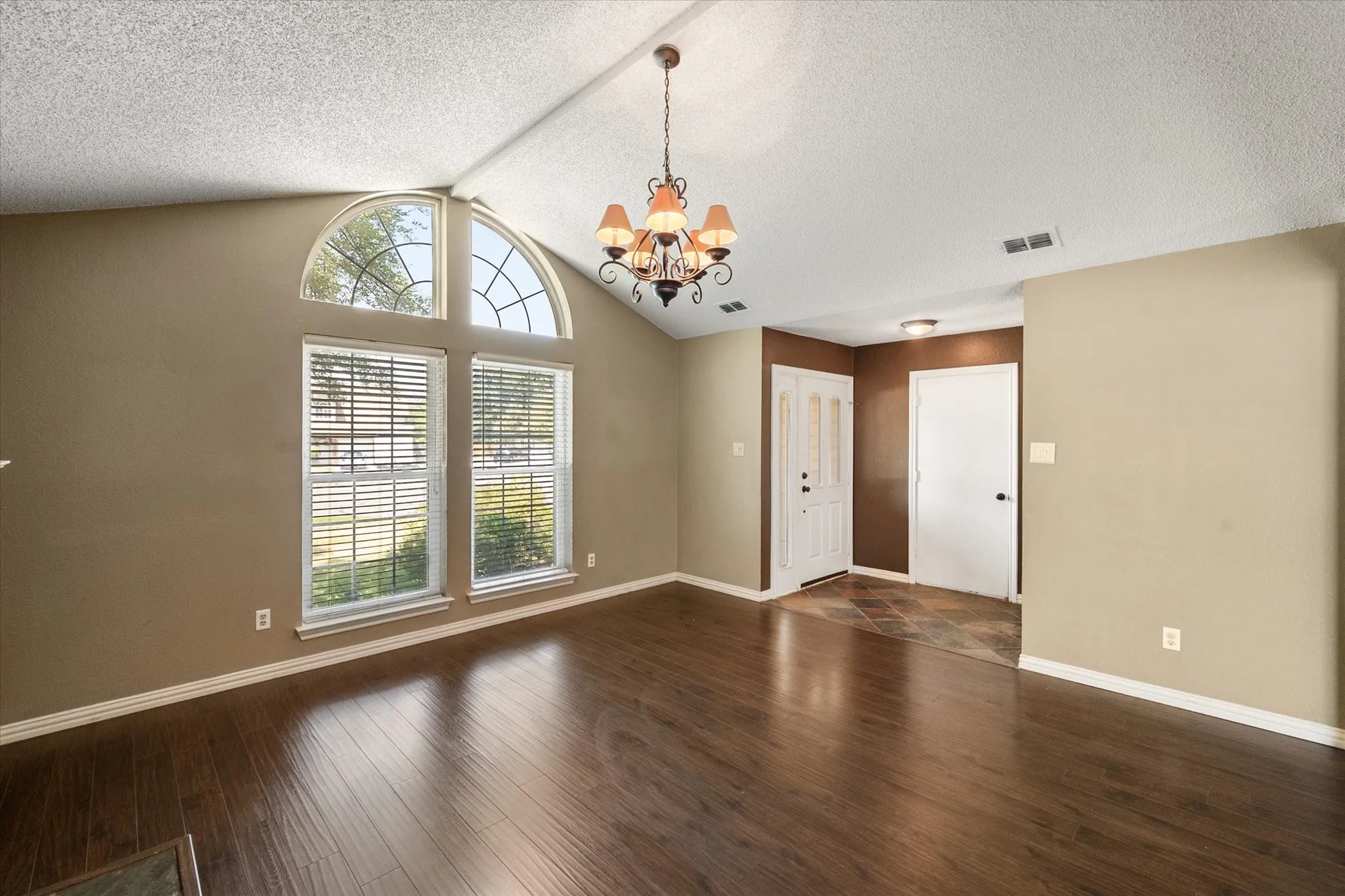Single Family Residence For Sale in Tarrant County , 4209 Worth Forest Drive, Arlington, Texas 76016, 3 Bedroom, 2 Bathroom, 1 Garage spaces, 1,443 Sqft, built in 1989, mls#21353875, Real Estate Agent in Arlington, Homes For Sale in Tarrant county, Homes For Sale in Arlington, Realtor in Arlington Texas, Real Estate Brokerage Independent Realty Texas, Luminita Cordes Realtor