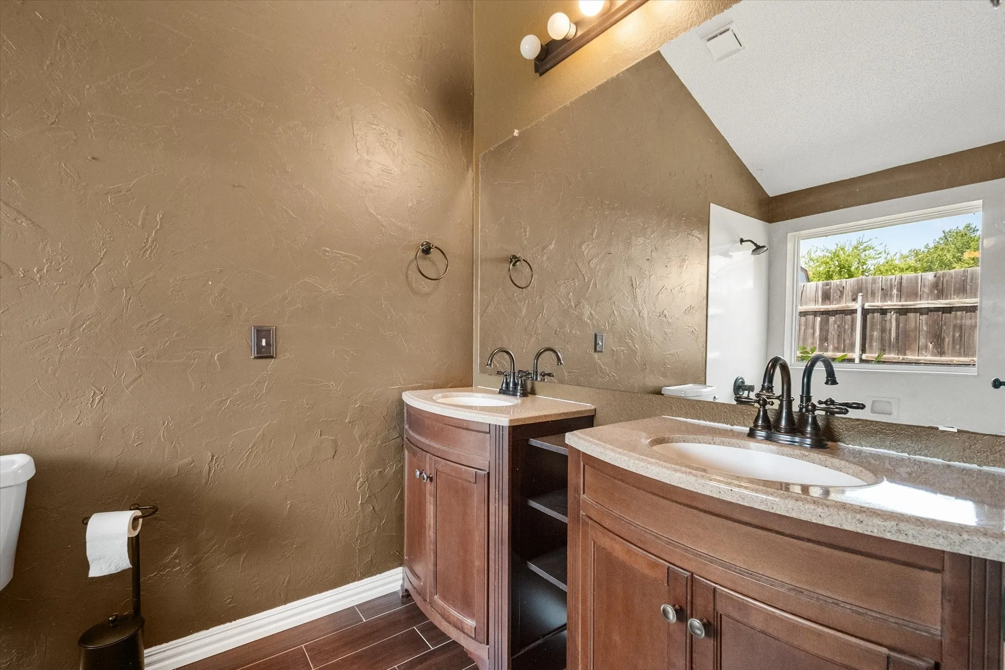 Single Family Residence For Sale in Tarrant County , 4209 Worth Forest Drive, Arlington, Texas 76016, 3 Bedroom, 2 Bathroom, 1 Garage spaces, 1,443 Sqft, built in 1989, mls#21353875, Real Estate Agent in Arlington, Homes For Sale in Tarrant county, Homes For Sale in Arlington, Realtor in Arlington Texas, Real Estate Brokerage Independent Realty Texas, Luminita Cordes Realtor