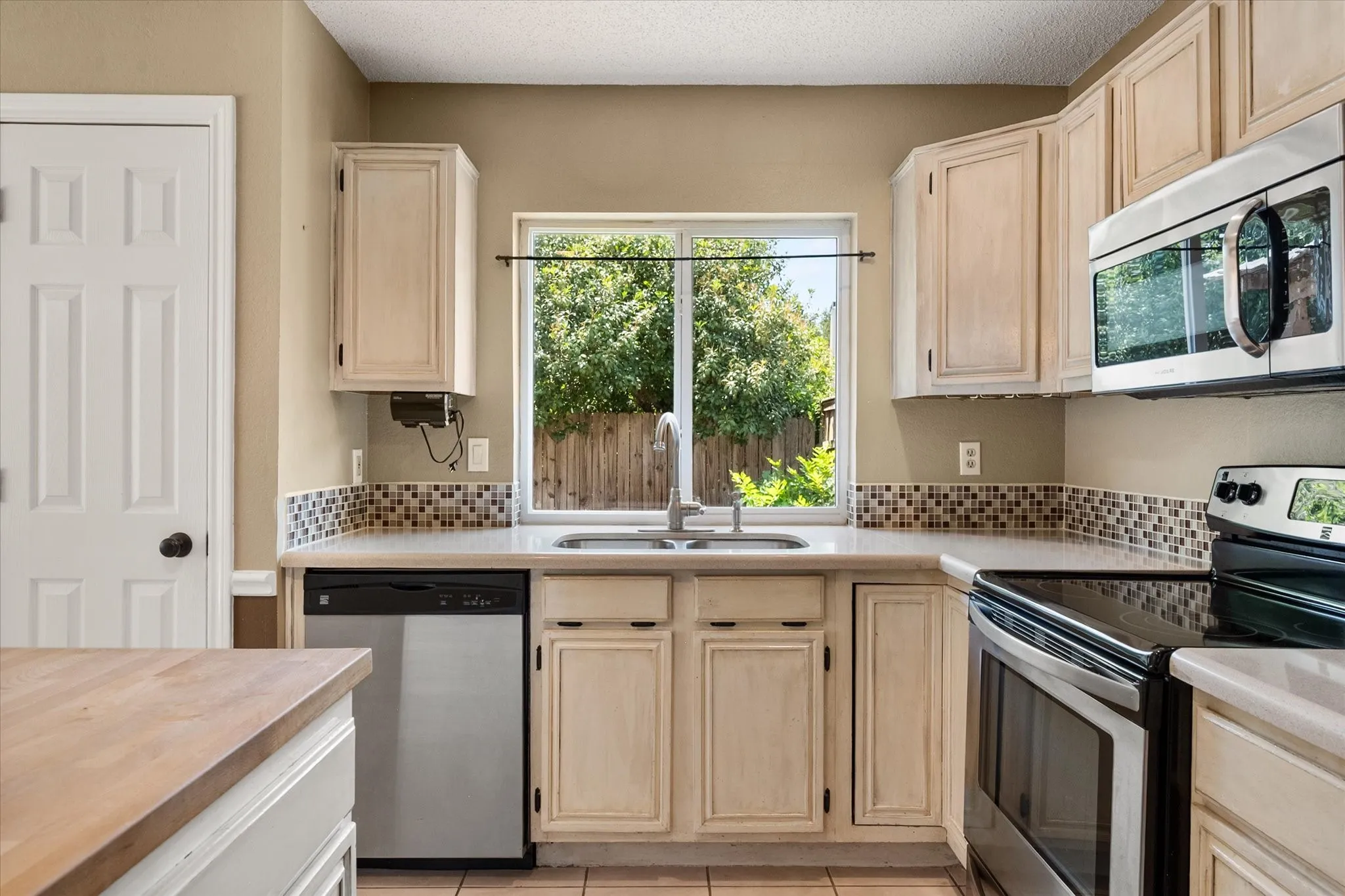 Single Family Residence For Sale in Tarrant County , 4209 Worth Forest Drive, Arlington, Texas 76016, 3 Bedroom, 2 Bathroom, 1 Garage spaces, 1,443 Sqft, built in 1989, mls#21353875, Real Estate Agent in Arlington, Homes For Sale in Tarrant county, Homes For Sale in Arlington, Realtor in Arlington Texas, Real Estate Brokerage Independent Realty Texas, Luminita Cordes Realtor