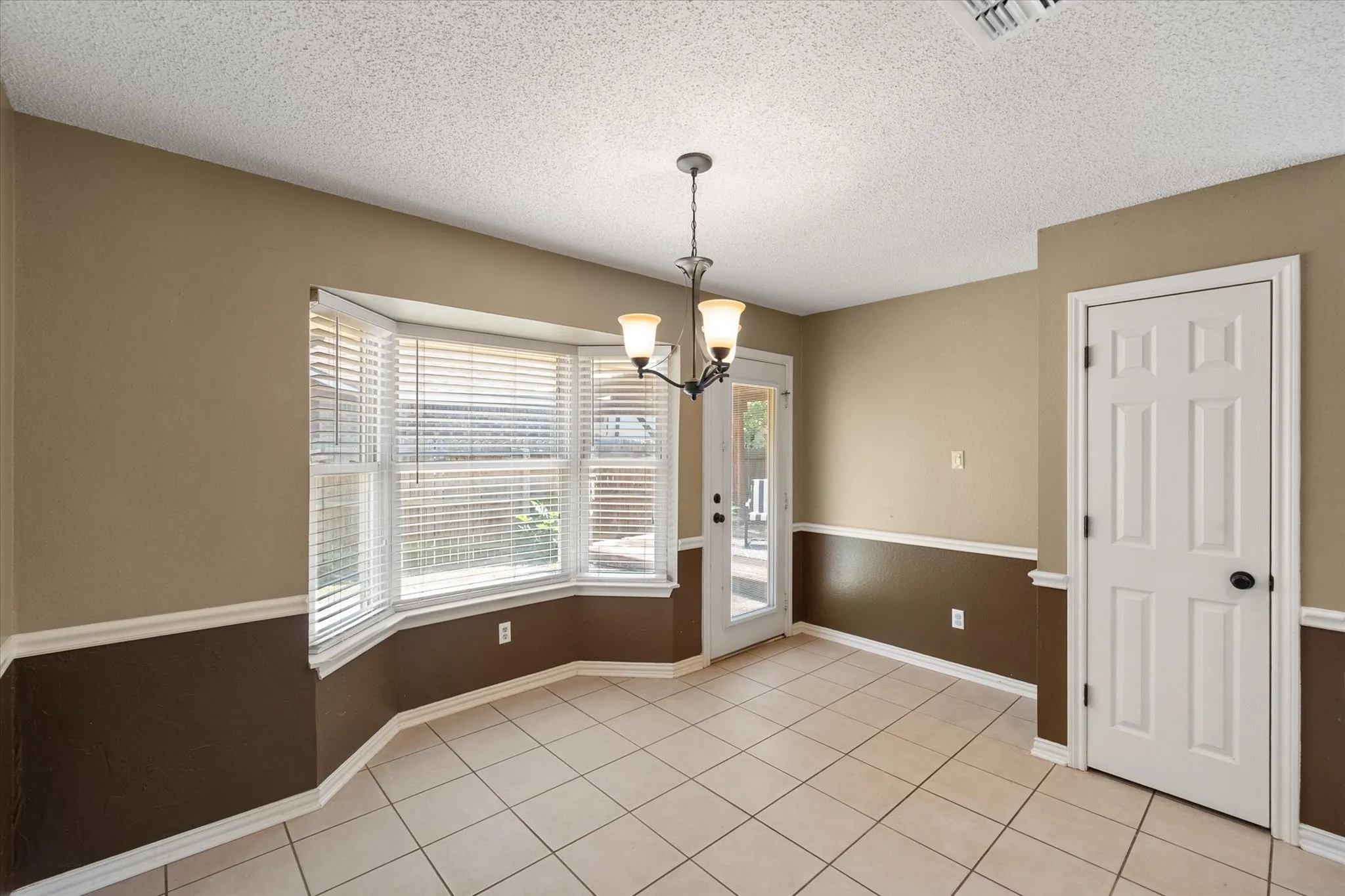 Single Family Residence For Sale in Tarrant County , 4209 Worth Forest Drive, Arlington, Texas 76016, 3 Bedroom, 2 Bathroom, 1 Garage spaces, 1,443 Sqft, built in 1989, mls#21353875, Real Estate Agent in Arlington, Homes For Sale in Tarrant county, Homes For Sale in Arlington, Realtor in Arlington Texas, Real Estate Brokerage Independent Realty Texas, Luminita Cordes Realtor