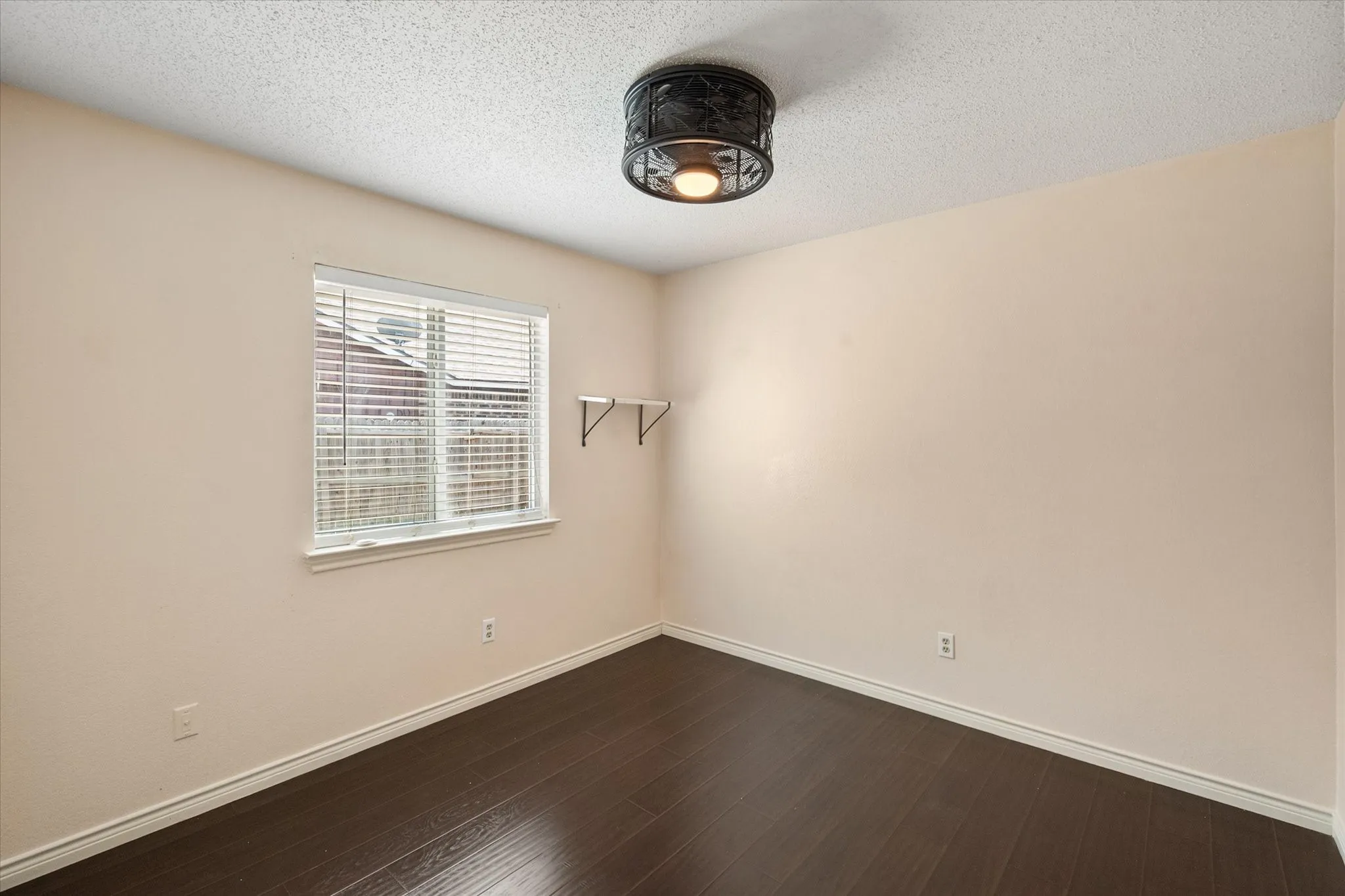 Single Family Residence For Sale in Tarrant County , 4209 Worth Forest Drive, Arlington, Texas 76016, 3 Bedroom, 2 Bathroom, 1 Garage spaces, 1,443 Sqft, built in 1989, mls#21353875, Real Estate Agent in Arlington, Homes For Sale in Tarrant county, Homes For Sale in Arlington, Realtor in Arlington Texas, Real Estate Brokerage Independent Realty Texas, Luminita Cordes Realtor