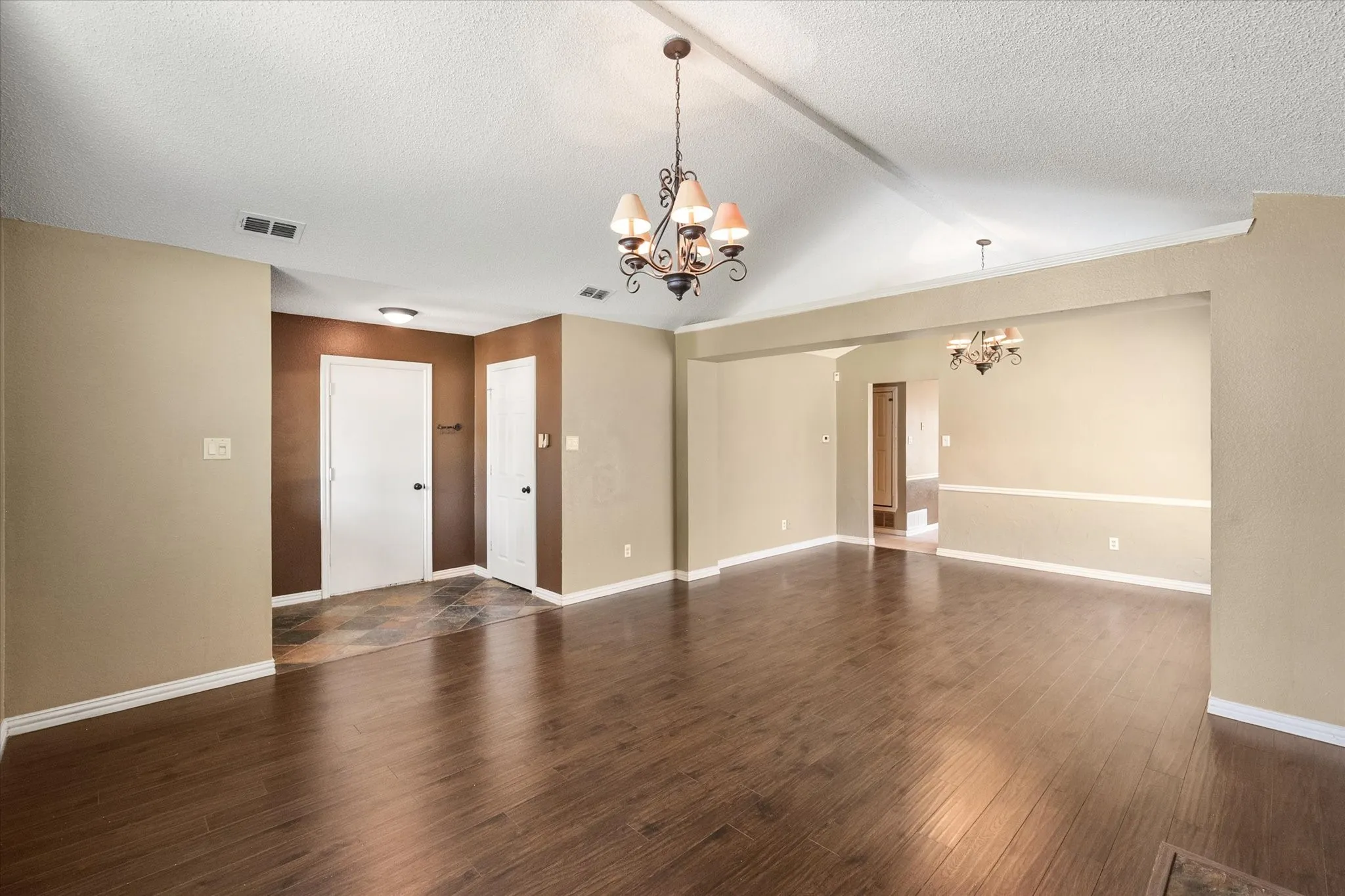 Single Family Residence For Sale in Tarrant County , 4209 Worth Forest Drive, Arlington, Texas 76016, 3 Bedroom, 2 Bathroom, 1 Garage spaces, 1,443 Sqft, built in 1989, mls#21353875, Real Estate Agent in Arlington, Homes For Sale in Tarrant county, Homes For Sale in Arlington, Realtor in Arlington Texas, Real Estate Brokerage Independent Realty Texas, Luminita Cordes Realtor