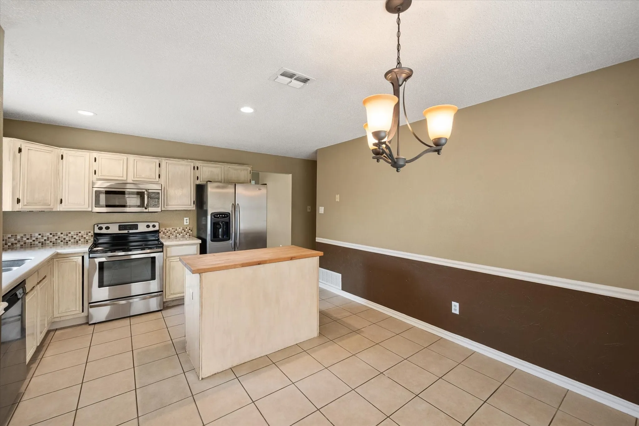 Single Family Residence For Sale in Tarrant County , 4209 Worth Forest Drive, Arlington, Texas 76016, 3 Bedroom, 2 Bathroom, 1 Garage spaces, 1,443 Sqft, built in 1989, mls#21353875, Real Estate Agent in Arlington, Homes For Sale in Tarrant county, Homes For Sale in Arlington, Realtor in Arlington Texas, Real Estate Brokerage Independent Realty Texas, Luminita Cordes Realtor