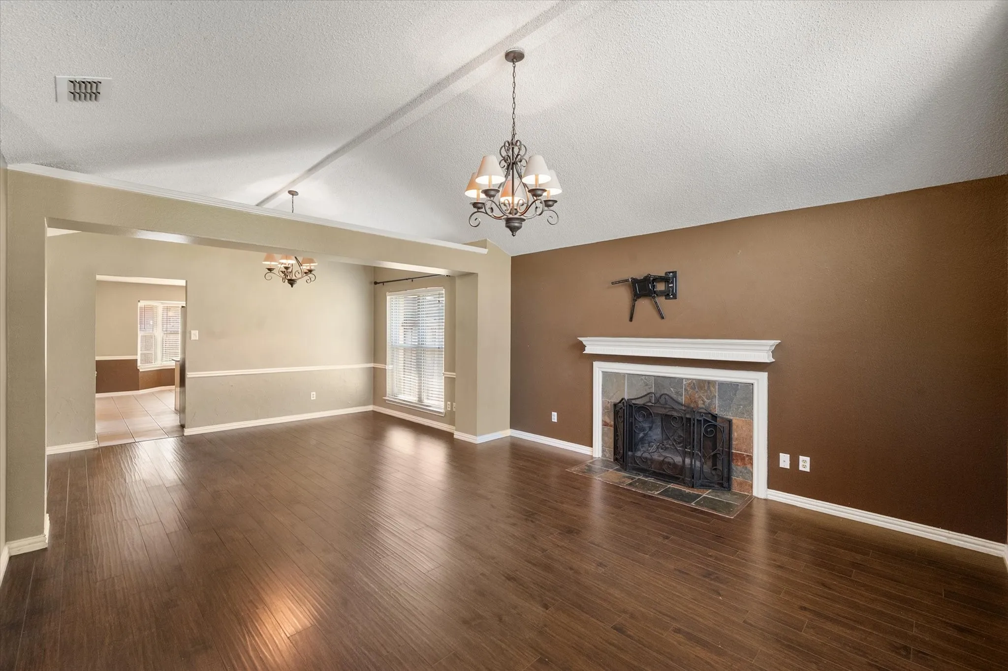Single Family Residence For Sale in Tarrant County , 4209 Worth Forest Drive, Arlington, Texas 76016, 3 Bedroom, 2 Bathroom, 1 Garage spaces, 1,443 Sqft, built in 1989, mls#21353875, Real Estate Agent in Arlington, Homes For Sale in Tarrant county, Homes For Sale in Arlington, Realtor in Arlington Texas, Real Estate Brokerage Independent Realty Texas, Luminita Cordes Realtor