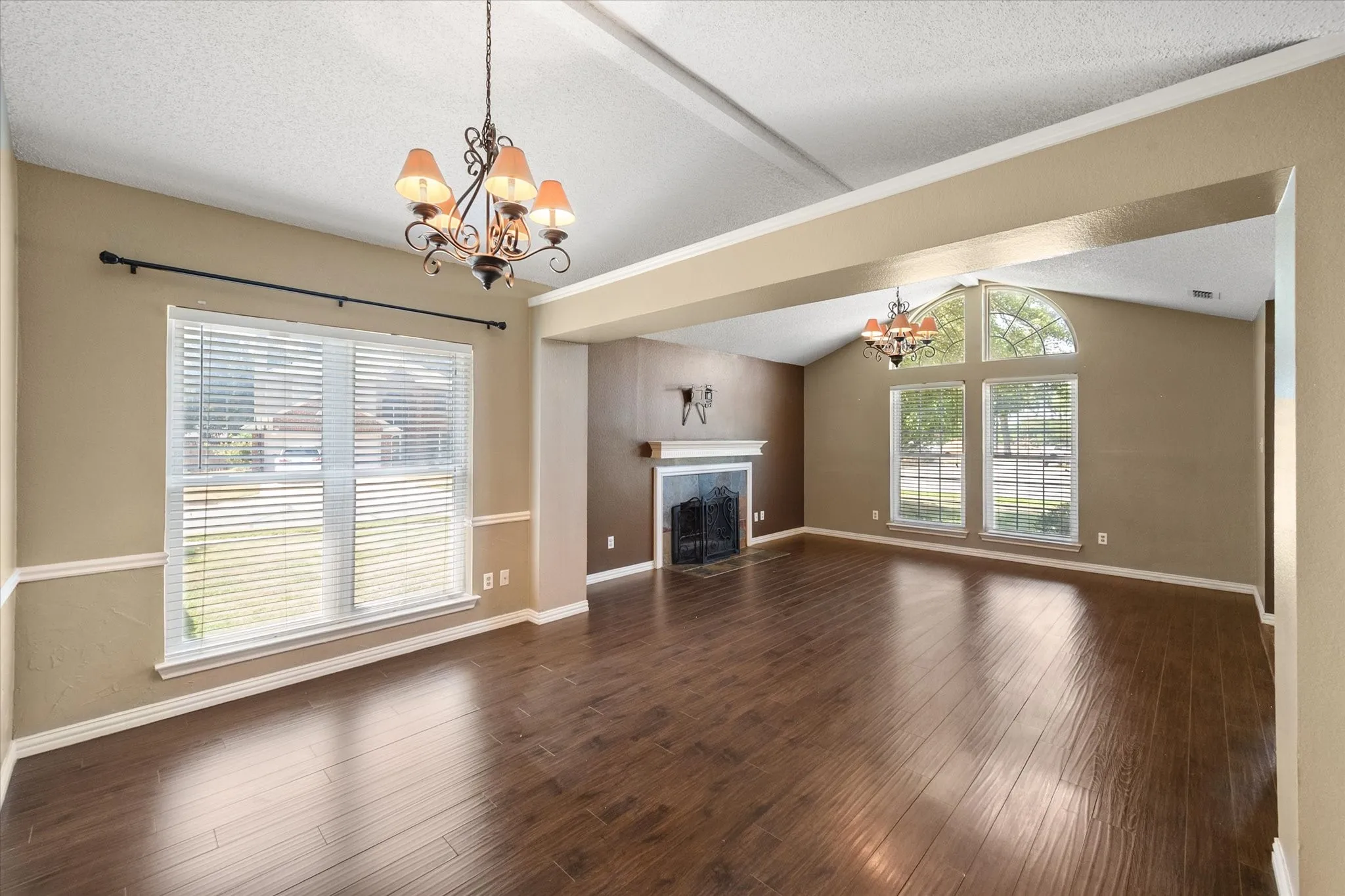 Single Family Residence For Sale in Tarrant County , 4209 Worth Forest Drive, Arlington, Texas 76016, 3 Bedroom, 2 Bathroom, 1 Garage spaces, 1,443 Sqft, built in 1989, mls#21353875, Real Estate Agent in Arlington, Homes For Sale in Tarrant county, Homes For Sale in Arlington, Realtor in Arlington Texas, Real Estate Brokerage Independent Realty Texas, Luminita Cordes Realtor