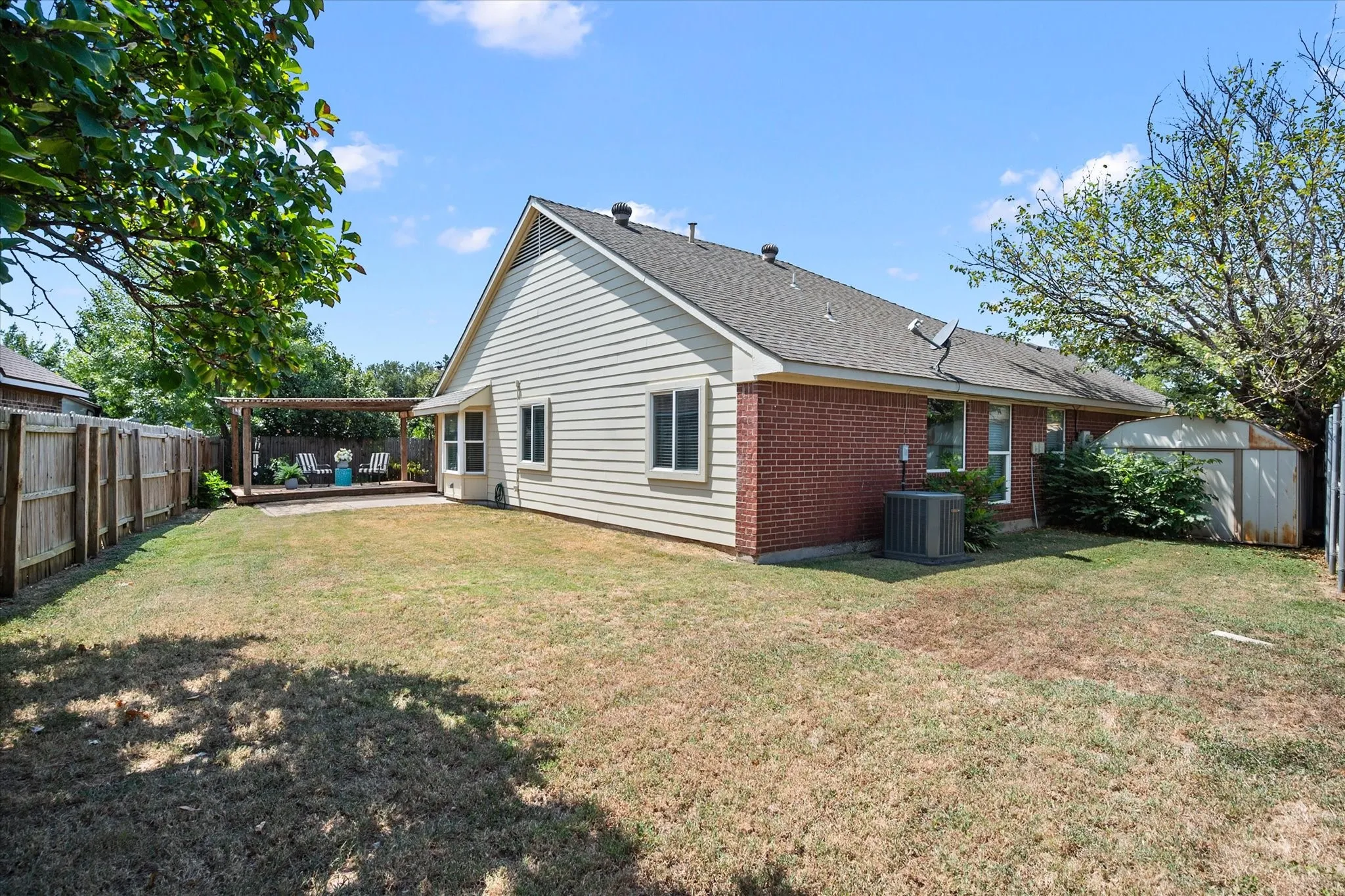 Single Family Residence For Sale in Tarrant County , 4209 Worth Forest Drive, Arlington, Texas 76016, 3 Bedroom, 2 Bathroom, 1 Garage spaces, 1,443 Sqft, built in 1989, mls#21353875, Real Estate Agent in Arlington, Homes For Sale in Tarrant county, Homes For Sale in Arlington, Realtor in Arlington Texas, Real Estate Brokerage Independent Realty Texas, Luminita Cordes Realtor