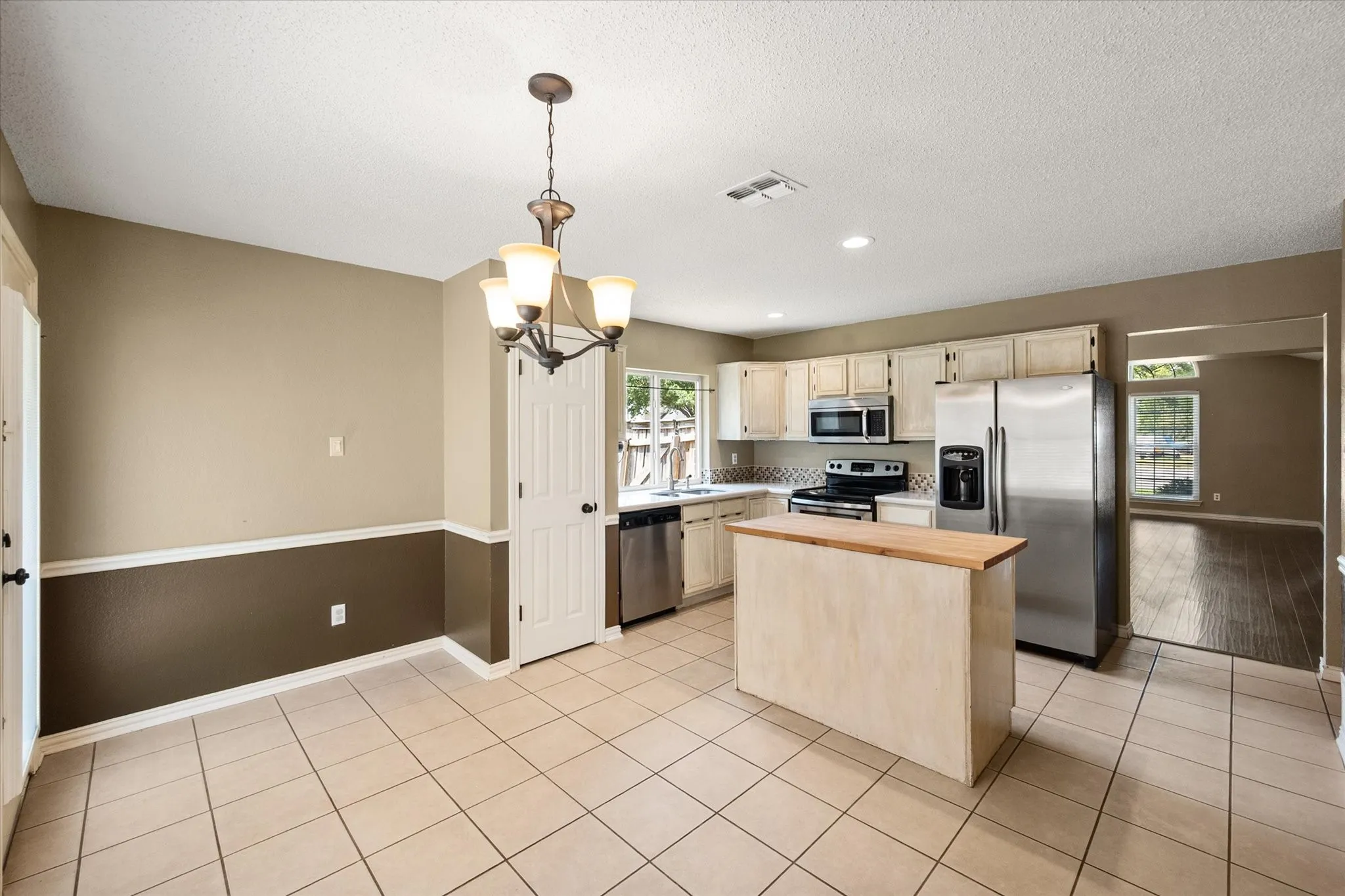 Single Family Residence For Sale in Tarrant County , 4209 Worth Forest Drive, Arlington, Texas 76016, 3 Bedroom, 2 Bathroom, 1 Garage spaces, 1,443 Sqft, built in 1989, mls#21353875, Real Estate Agent in Arlington, Homes For Sale in Tarrant county, Homes For Sale in Arlington, Realtor in Arlington Texas, Real Estate Brokerage Independent Realty Texas, Luminita Cordes Realtor