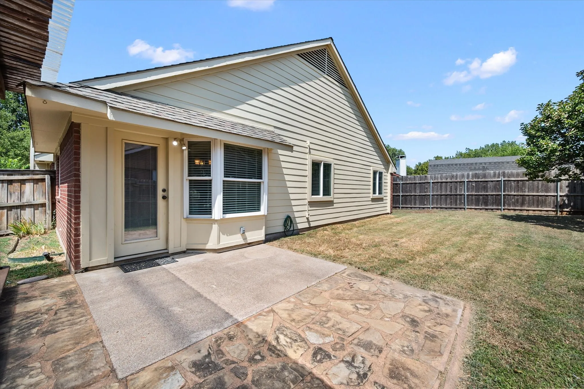 Single Family Residence For Sale in Tarrant County , 4209 Worth Forest Drive, Arlington, Texas 76016, 3 Bedroom, 2 Bathroom, 1 Garage spaces, 1,443 Sqft, built in 1989, mls#21353875, Real Estate Agent in Arlington, Homes For Sale in Tarrant county, Homes For Sale in Arlington, Realtor in Arlington Texas, Real Estate Brokerage Independent Realty Texas, Luminita Cordes Realtor