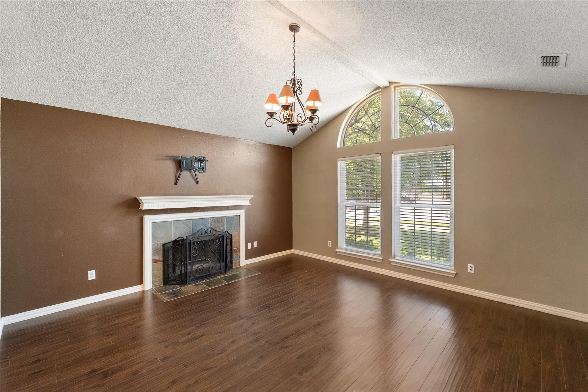 Single Family Residence For Sale in Tarrant County , 4209 Worth Forest Drive, Arlington, Texas 76016, 3 Bedroom, 2 Bathroom, 1 Garage spaces, 1,443 Sqft, built in 1989, mls#21353875, Real Estate Agent in Arlington, Homes For Sale in Tarrant county, Homes For Sale in Arlington, Realtor in Arlington Texas, Real Estate Brokerage Independent Realty Texas, Luminita Cordes Realtor