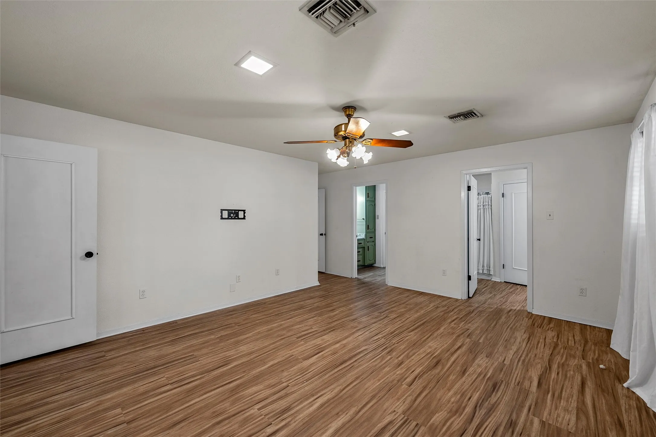 Single Family Residence For Sale in Mc Lennan County , 7024 Cheshire Drive, Waco, Texas 76712, 3 Bedroom, 2 Bathroom, 2 Garage spaces, 1,732 Sqft, built in 1982, mls#21348824, Real Estate Agent in Waco, Homes For Sale in Mc Lennan county, Homes For Sale in Waco, Realtor in Waco Texas, Real Estate Brokerage Independent Realty Texas, Luminita Cordes Realtor