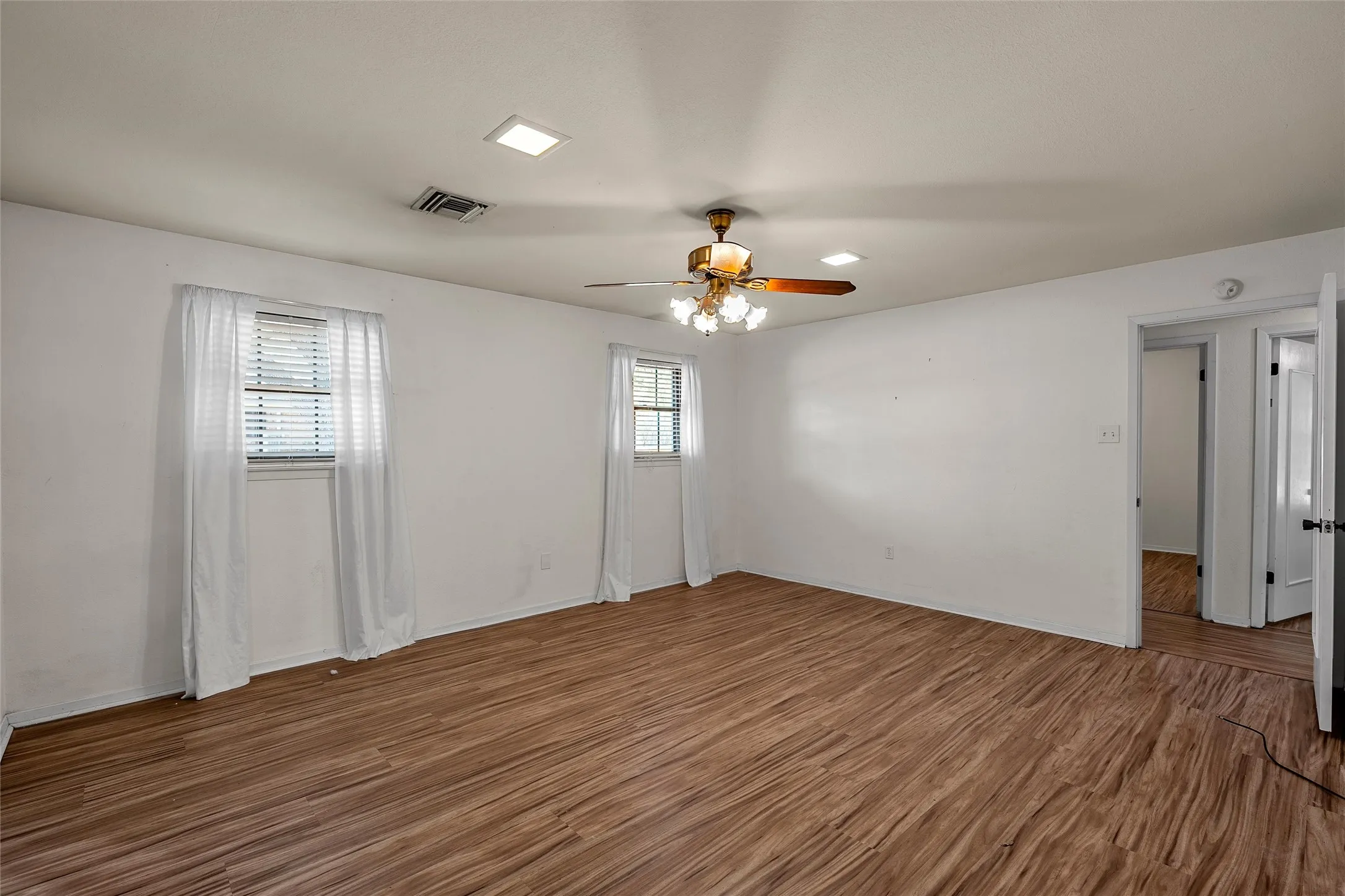 Single Family Residence For Sale in Mc Lennan County , 7024 Cheshire Drive, Waco, Texas 76712, 3 Bedroom, 2 Bathroom, 2 Garage spaces, 1,732 Sqft, built in 1982, mls#21348824, Real Estate Agent in Waco, Homes For Sale in Mc Lennan county, Homes For Sale in Waco, Realtor in Waco Texas, Real Estate Brokerage Independent Realty Texas, Luminita Cordes Realtor