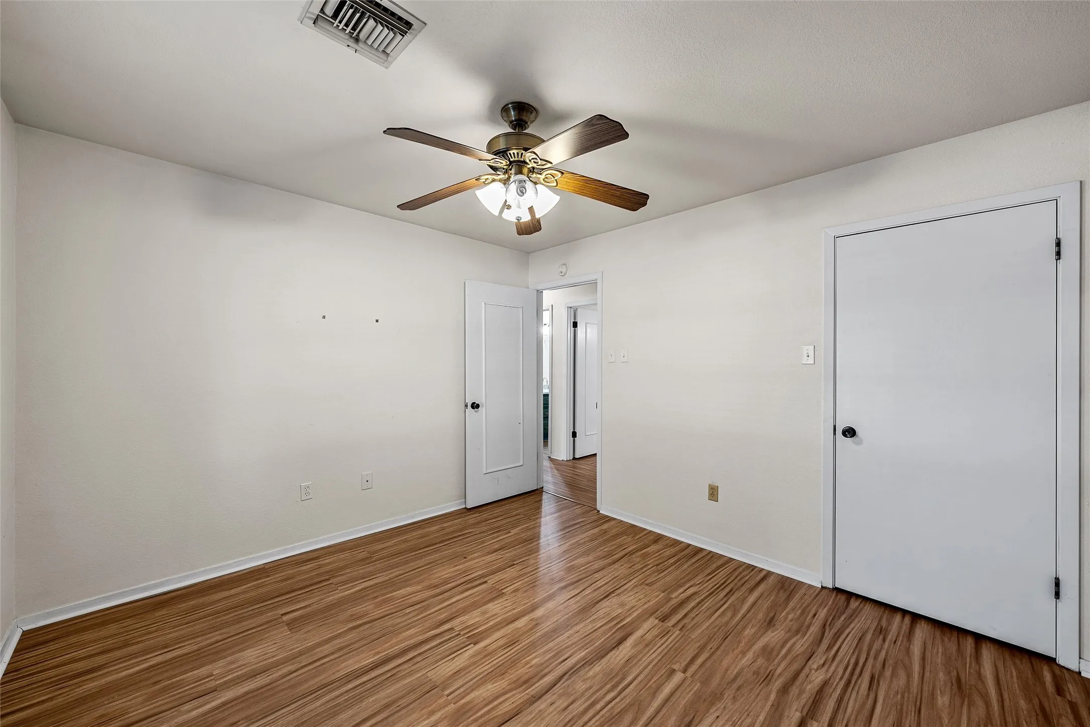 Single Family Residence For Sale in Mc Lennan County , 7024 Cheshire Drive, Waco, Texas 76712, 3 Bedroom, 2 Bathroom, 2 Garage spaces, 1,732 Sqft, built in 1982, mls#21348824, Real Estate Agent in Waco, Homes For Sale in Mc Lennan county, Homes For Sale in Waco, Realtor in Waco Texas, Real Estate Brokerage Independent Realty Texas, Luminita Cordes Realtor