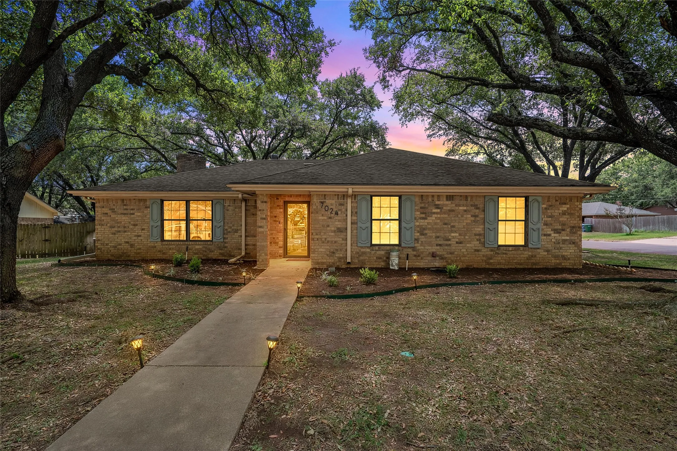 Single Family Residence For Sale in Mc Lennan County , 7024 Cheshire Drive, Waco, Texas 76712, 3 Bedroom, 2 Bathroom, 2 Garage spaces, 1,732 Sqft, built in 1982, mls#21348824, Real Estate Agent in Waco, Homes For Sale in Mc Lennan county, Homes For Sale in Waco, Realtor in Waco Texas, Real Estate Brokerage Independent Realty Texas, Luminita Cordes Realtor