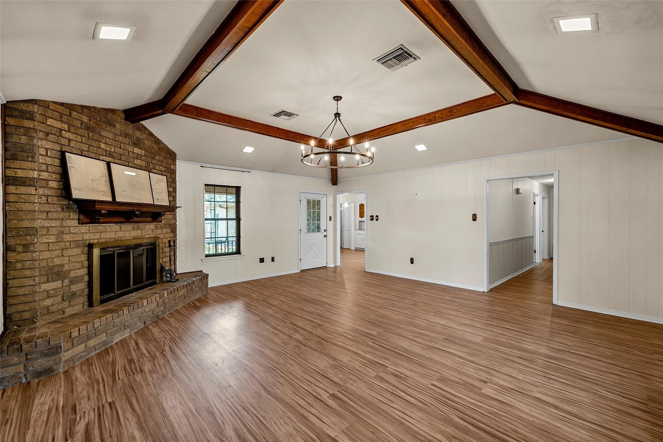 Single Family Residence For Sale in Mc Lennan County , 7024 Cheshire Drive, Waco, Texas 76712, 3 Bedroom, 2 Bathroom, 2 Garage spaces, 1,732 Sqft, built in 1982, mls#21348824, Real Estate Agent in Waco, Homes For Sale in Mc Lennan county, Homes For Sale in Waco, Realtor in Waco Texas, Real Estate Brokerage Independent Realty Texas, Luminita Cordes Realtor