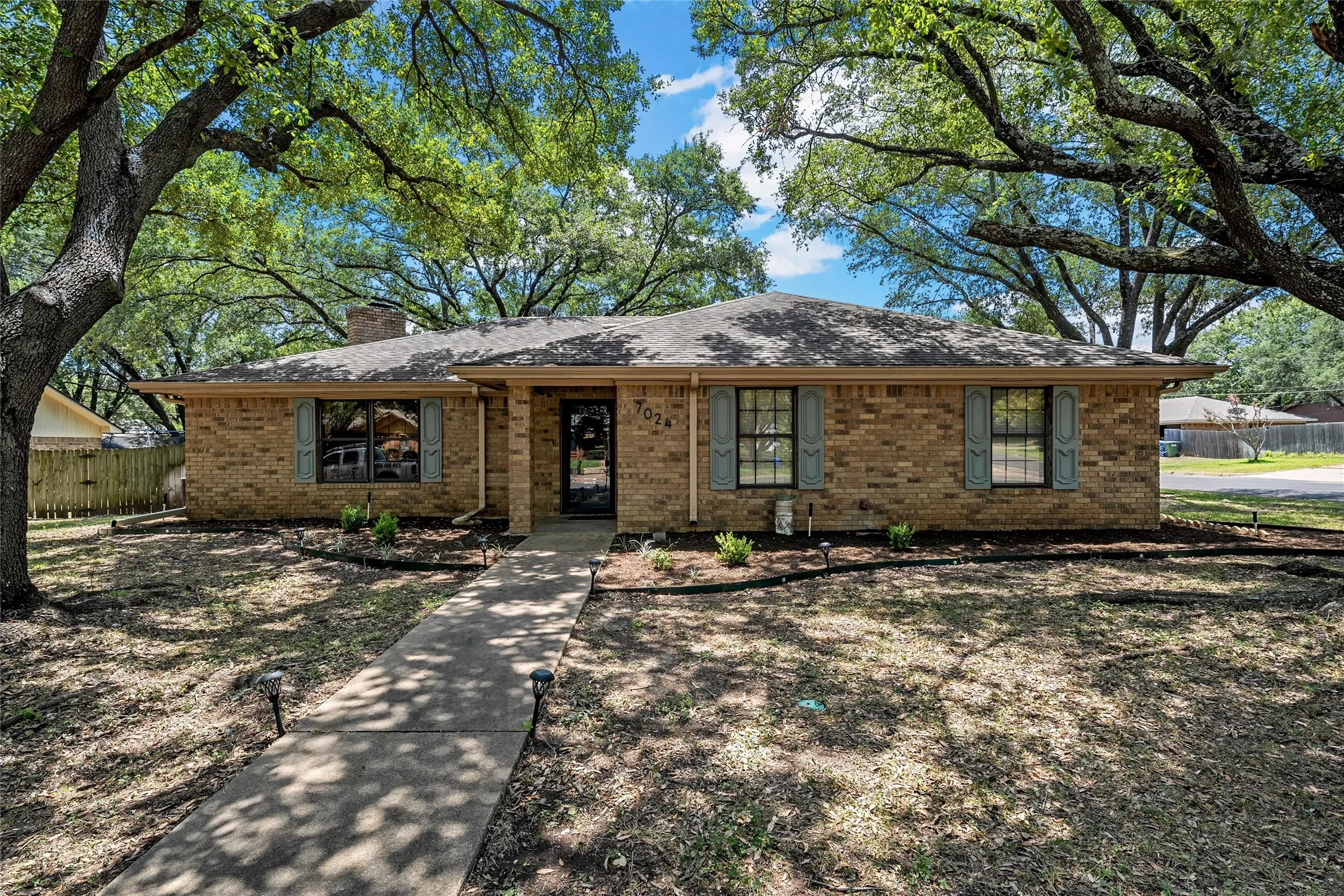 Single Family Residence For Sale in Mc Lennan County , 7024 Cheshire Drive, Waco, Texas 76712, 3 Bedroom, 2 Bathroom, 2 Garage spaces, 1,732 Sqft, built in 1982, mls#21348824, Real Estate Agent in Waco, Homes For Sale in Mc Lennan county, Homes For Sale in Waco, Realtor in Waco Texas, Real Estate Brokerage Independent Realty Texas, Luminita Cordes Realtor