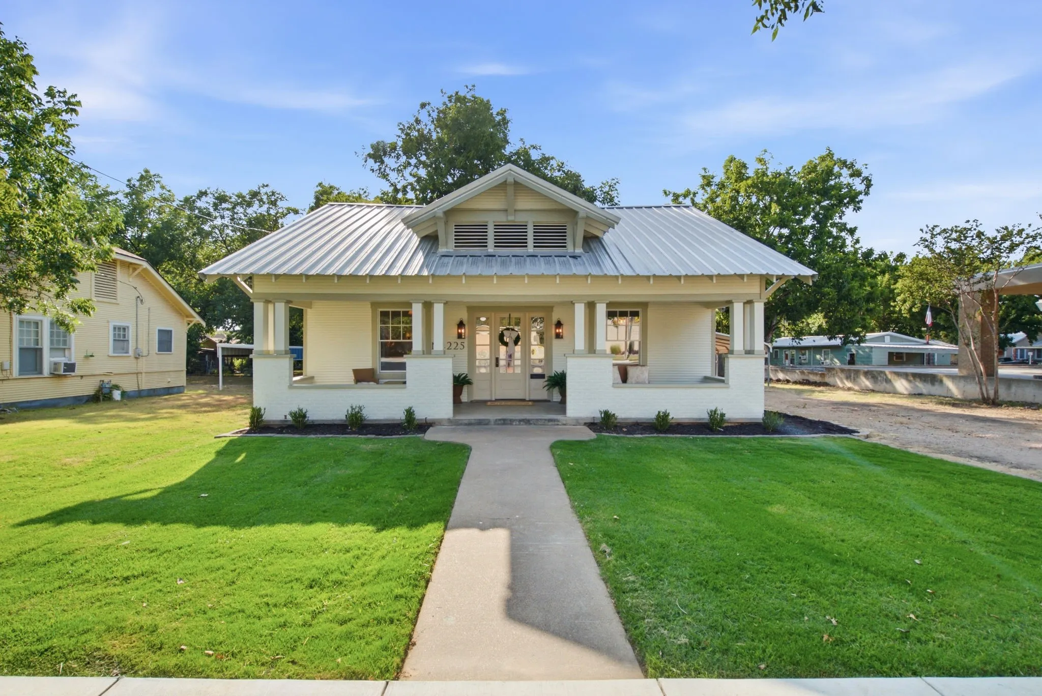 Single Family Residence For Sale in Comanche County , 225 S Texas Street, De Leon, Texas 76444, 3 Bedroom, 2 Bathroom, Garage spaces, 2,072 Sqft, built in 1945, mls#21353977, Real Estate Agent in De Leon, Homes For Sale in Comanche county, Homes For Sale in De Leon, Realtor in De Leon Texas, Real Estate Brokerage Independent Realty Texas, Luminita Cordes Realtor