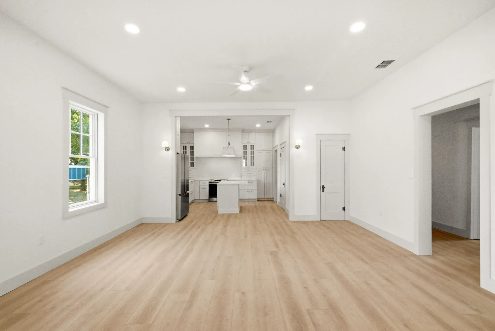 Single Family Residence For Sale in Comanche County , 225 S Texas Street, De Leon, Texas 76444, 3 Bedroom, 2 Bathroom, Garage spaces, 2,072 Sqft, built in 1945, mls#21353977, Real Estate Agent in De Leon, Homes For Sale in Comanche county, Homes For Sale in De Leon, Realtor in De Leon Texas, Real Estate Brokerage Independent Realty Texas, Luminita Cordes Realtor