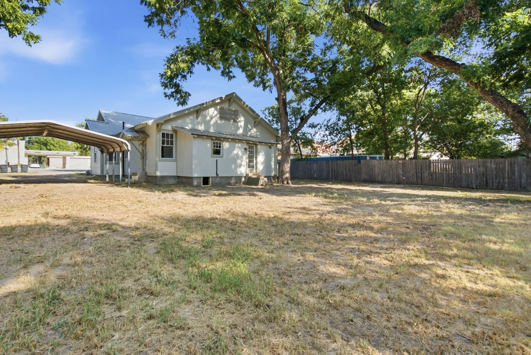 Single Family Residence For Sale in Comanche County , 225 S Texas Street, De Leon, Texas 76444, 3 Bedroom, 2 Bathroom, Garage spaces, 2,072 Sqft, built in 1945, mls#21353977, Real Estate Agent in De Leon, Homes For Sale in Comanche county, Homes For Sale in De Leon, Realtor in De Leon Texas, Real Estate Brokerage Independent Realty Texas, Luminita Cordes Realtor
