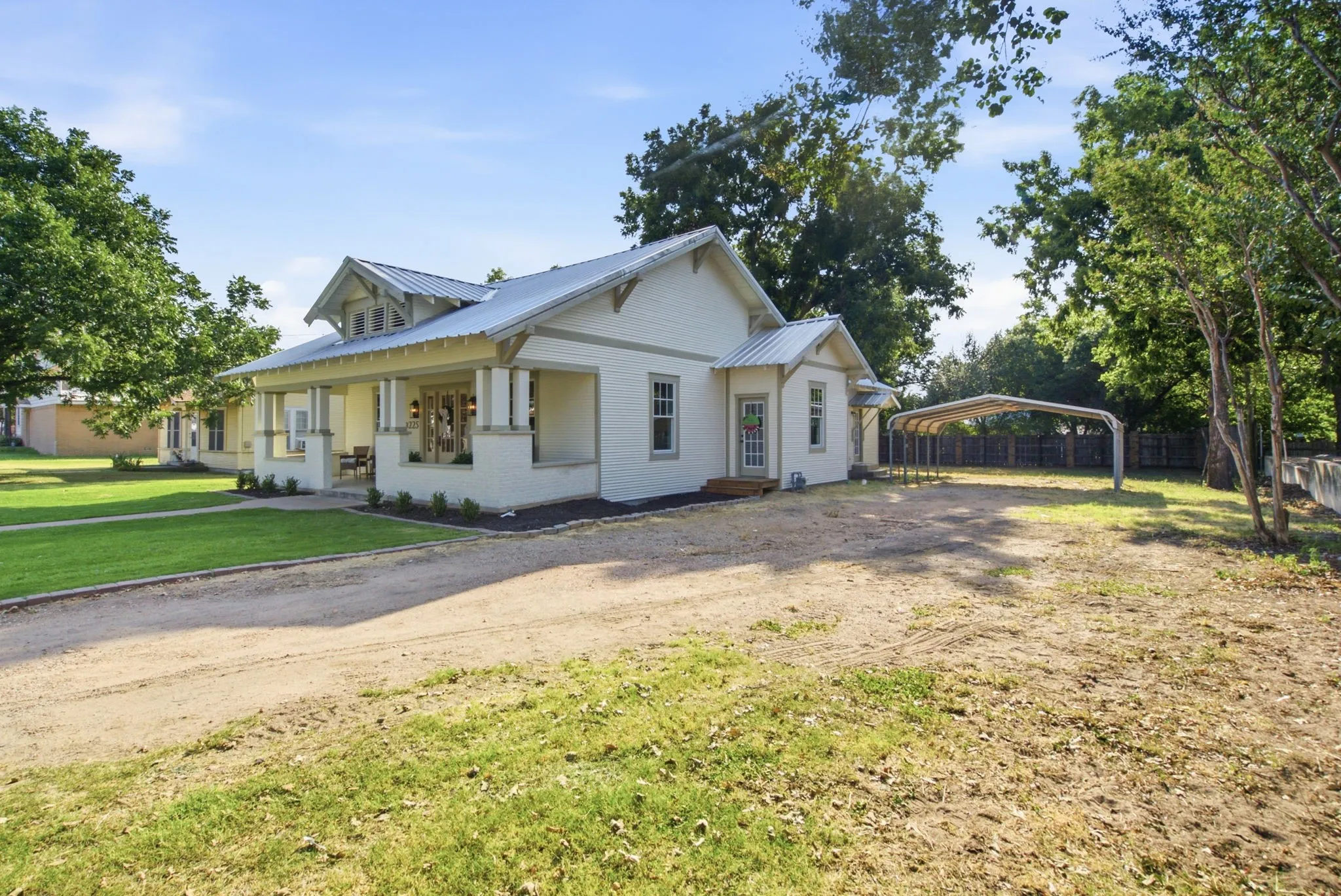 Single Family Residence For Sale in Comanche County , 225 S Texas Street, De Leon, Texas 76444, 3 Bedroom, 2 Bathroom, Garage spaces, 2,072 Sqft, built in 1945, mls#21353977, Real Estate Agent in De Leon, Homes For Sale in Comanche county, Homes For Sale in De Leon, Realtor in De Leon Texas, Real Estate Brokerage Independent Realty Texas, Luminita Cordes Realtor