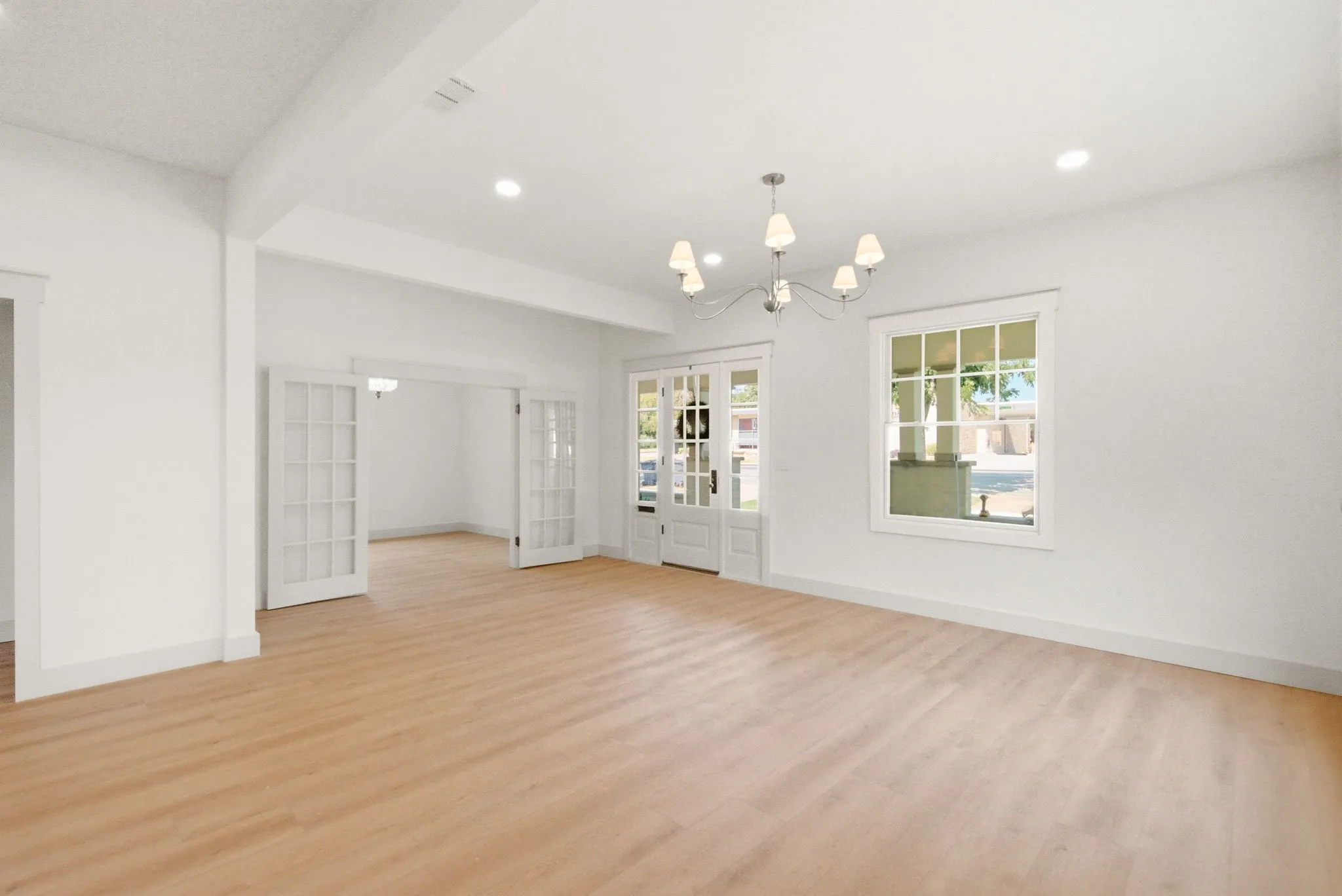 Single Family Residence For Sale in Comanche County , 225 S Texas Street, De Leon, Texas 76444, 3 Bedroom, 2 Bathroom, Garage spaces, 2,072 Sqft, built in 1945, mls#21353977, Real Estate Agent in De Leon, Homes For Sale in Comanche county, Homes For Sale in De Leon, Realtor in De Leon Texas, Real Estate Brokerage Independent Realty Texas, Luminita Cordes Realtor