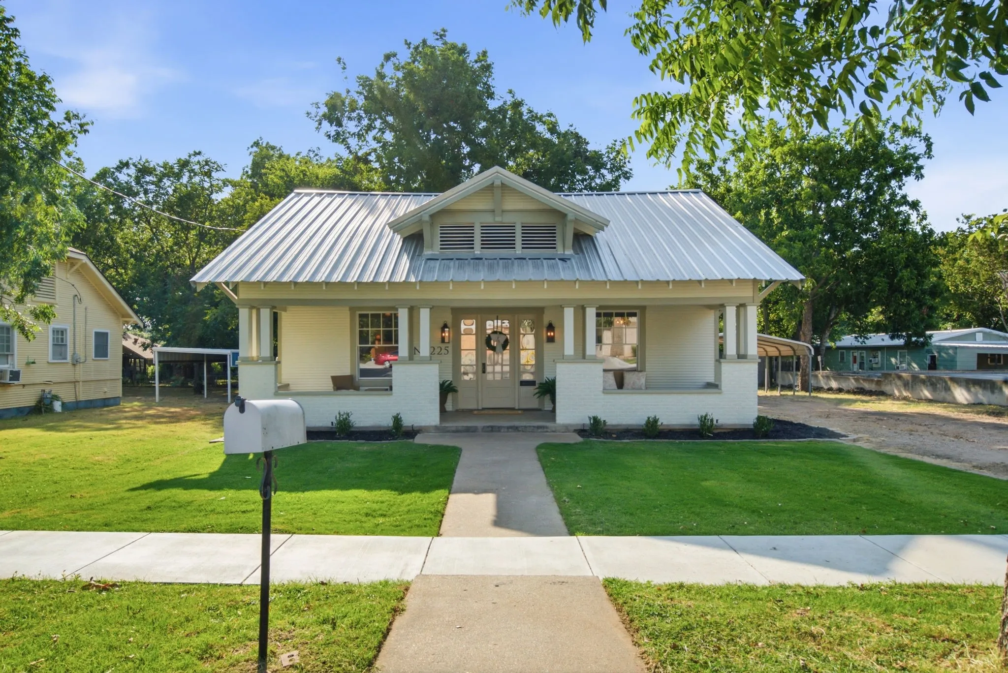 Single Family Residence For Sale in Comanche County , 225 S Texas Street, De Leon, Texas 76444, 3 Bedroom, 2 Bathroom, Garage spaces, 2,072 Sqft, built in 1945, mls#21353977, Real Estate Agent in De Leon, Homes For Sale in Comanche county, Homes For Sale in De Leon, Realtor in De Leon Texas, Real Estate Brokerage Independent Realty Texas, Luminita Cordes Realtor