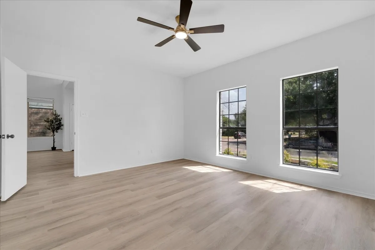 Single Family Residence For Sale in Denton County , 2237 Greenview Drive, Carrollton, Texas 75010, 3 Bedroom, 3 Bathroom, 2 Garage spaces, 1,803 Sqft, built in 1985, mls#21354158, Real Estate Agent in Carrollton, Homes For Sale in Denton county, Homes For Sale in Carrollton, Realtor in Carrollton Texas, Real Estate Brokerage Independent Realty Texas, Luminita Cordes Realtor